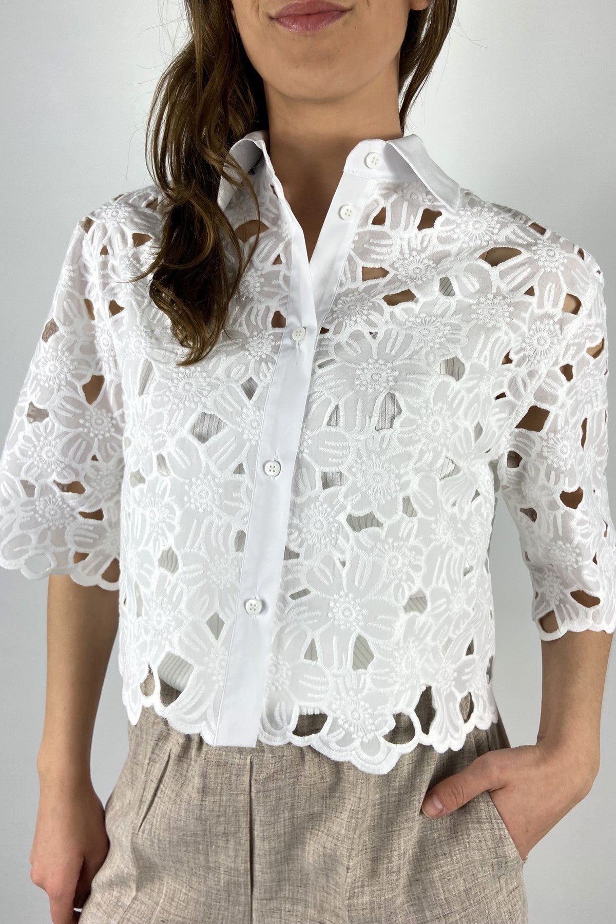 62829 1 D.Exterior dames top wit detail opengewerkt kantwerk kort feestelijk model