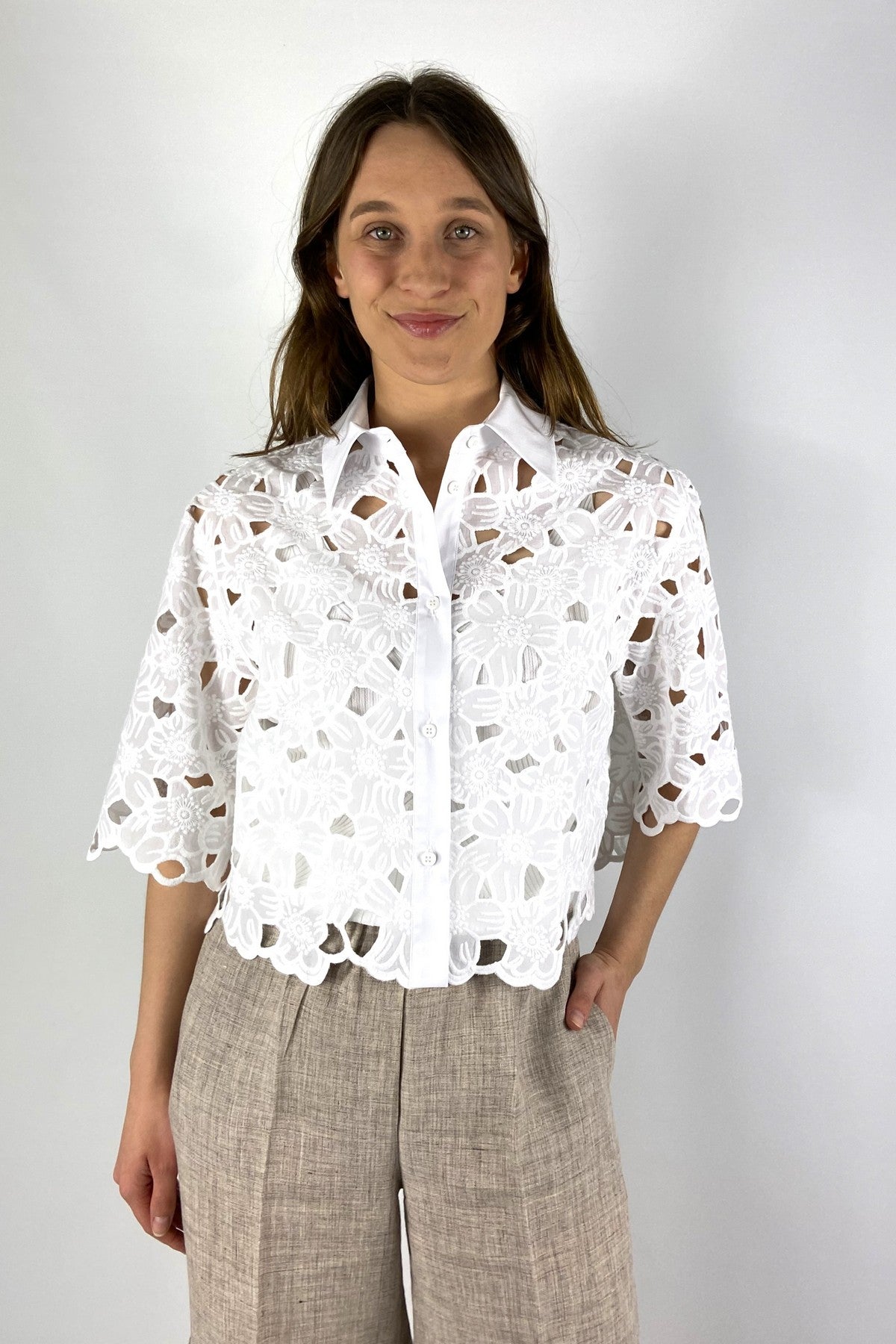 62829 1 D.Exterior witte bloes met San Gallo borduurwerk en halflange mouwen