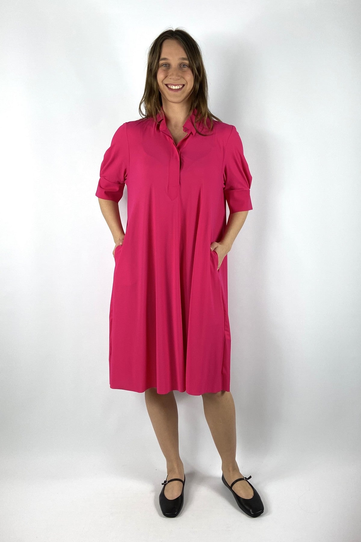 655 Nineto9 korte roze hemdjurk in A-lijn van travel-kwaliteit met verdoken knoopsluiting.