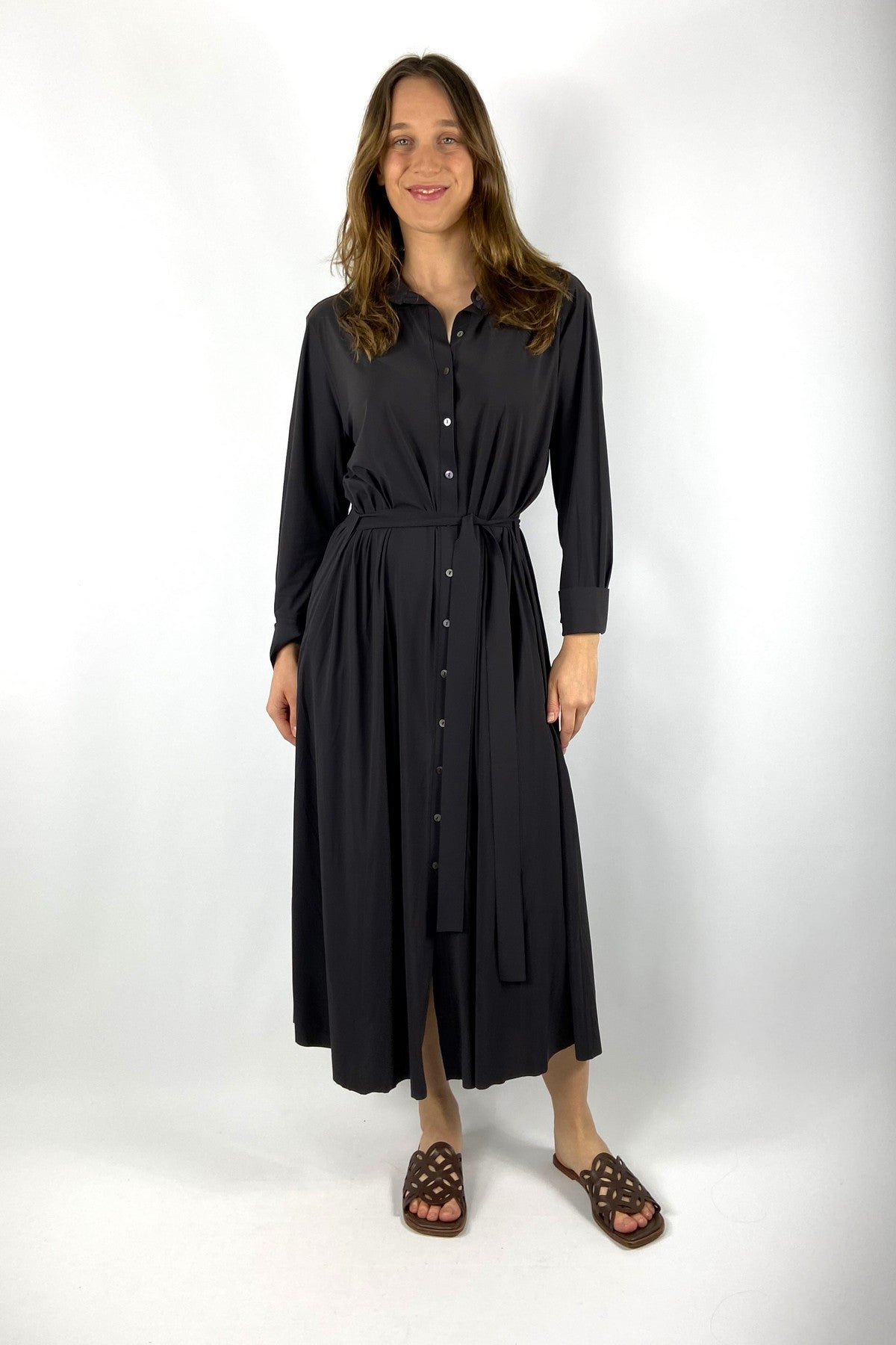 660L Nineto9 lange bruine hemdjurk met doorknoopsluiting en bijpassende stoffen riem van travel-kwaliteit.