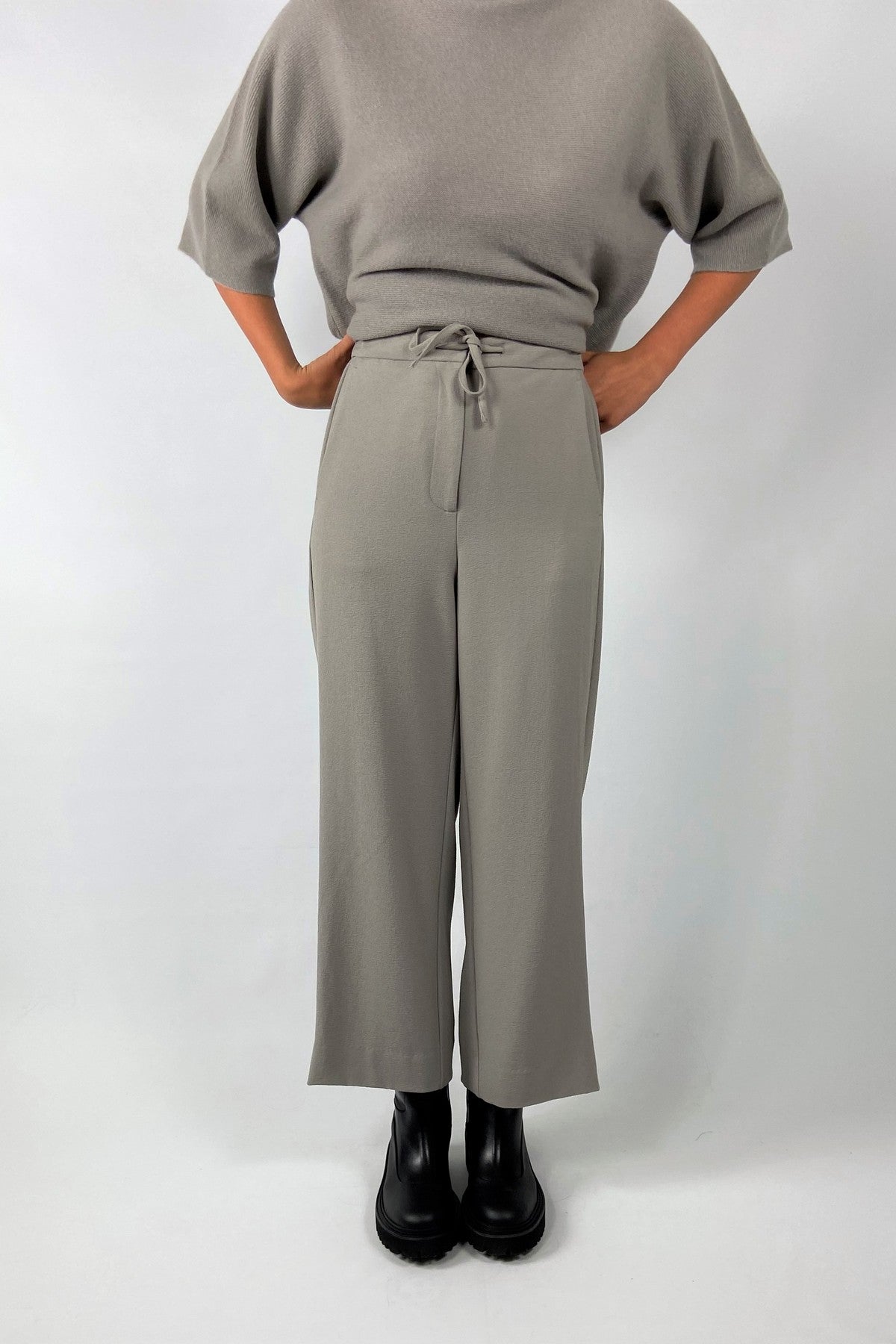 8409 FFC culotte broek in beige grijs met wijde pijpen en elastische tailleband.