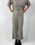 8409 FFC culotte broek in beige grijs met wijde pijpen en elastische tailleband.