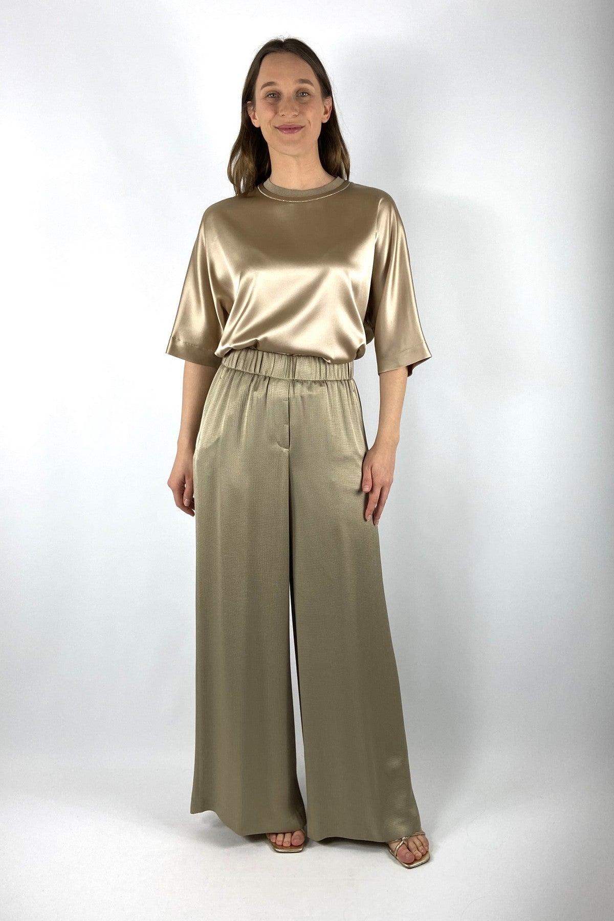 A04052 Peserico wijde satijnen broek in brons met subtiele textuur en elastische tailleband.