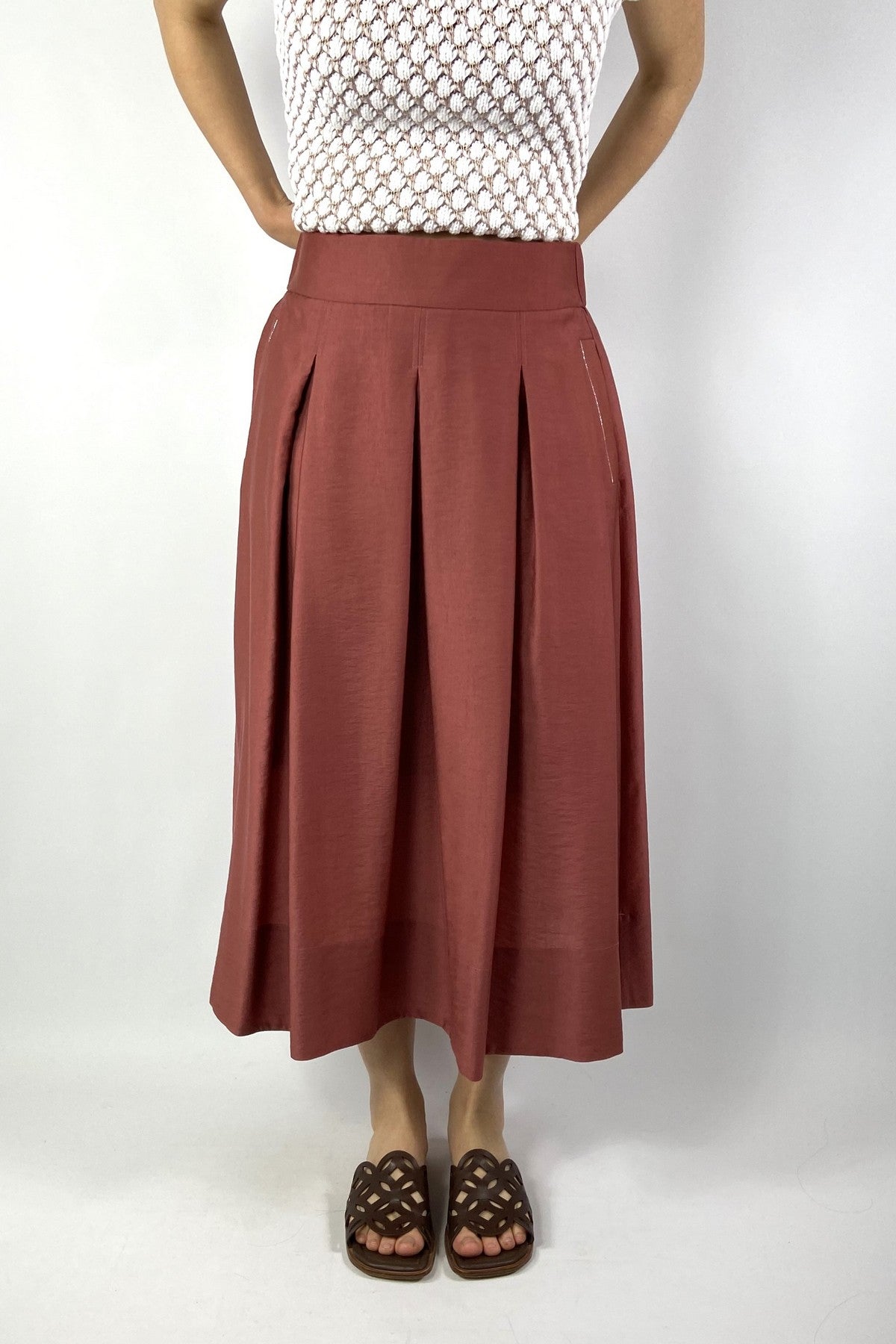 A05037 Peserico midi-rok in Photinia rood met plooien vanaf de heup en Punto Luce details op de steekzakken.