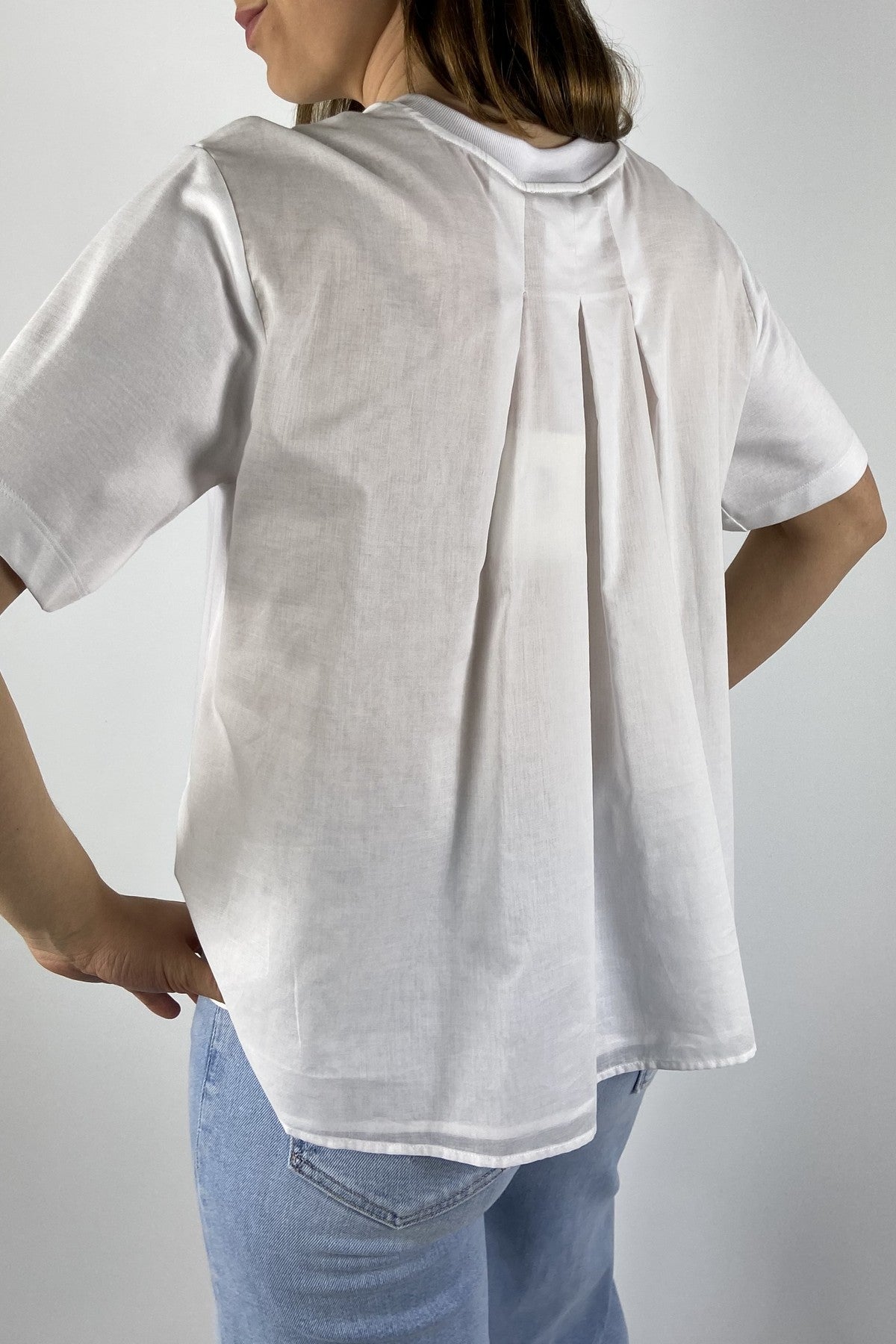 71-A06235J0-02944-01C Peserico wit T-shirt met detail van de geplooide voile achterzijde in A-lijn.