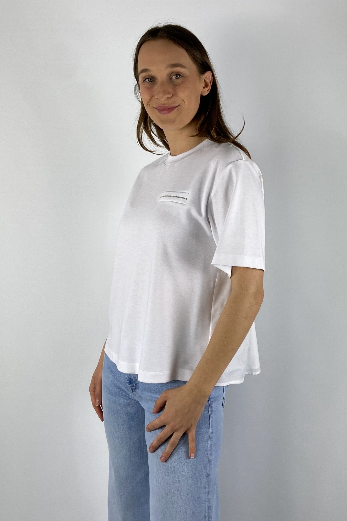 A06235J0 Peserico wit T-shirt met ronde hals en geplooide voile achterzijde in A-lijn.