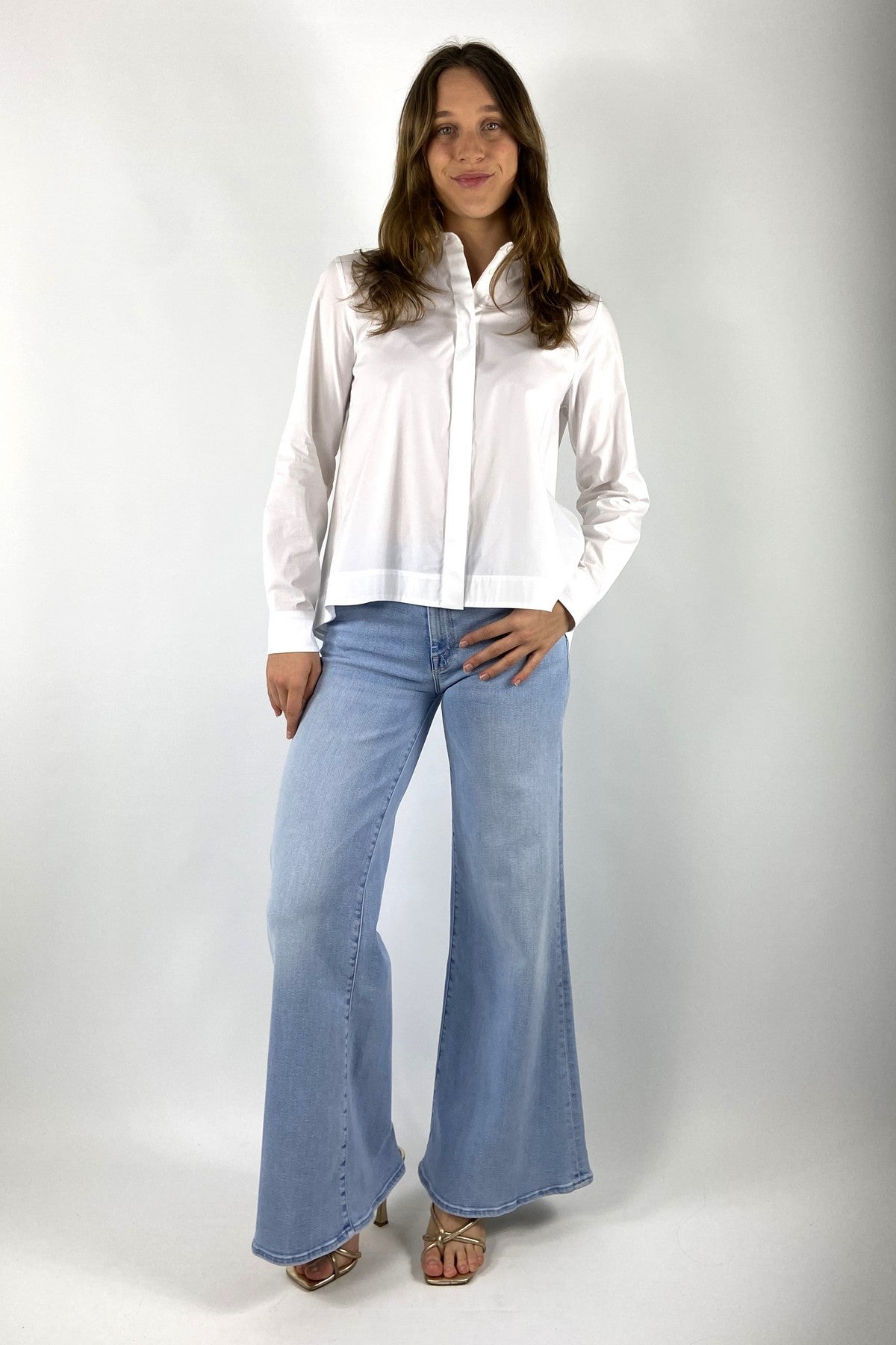 A06841 Peserico witte blouse met poplin voorzijde, stretch jersey achterzijde en punte lace details op de kraag.