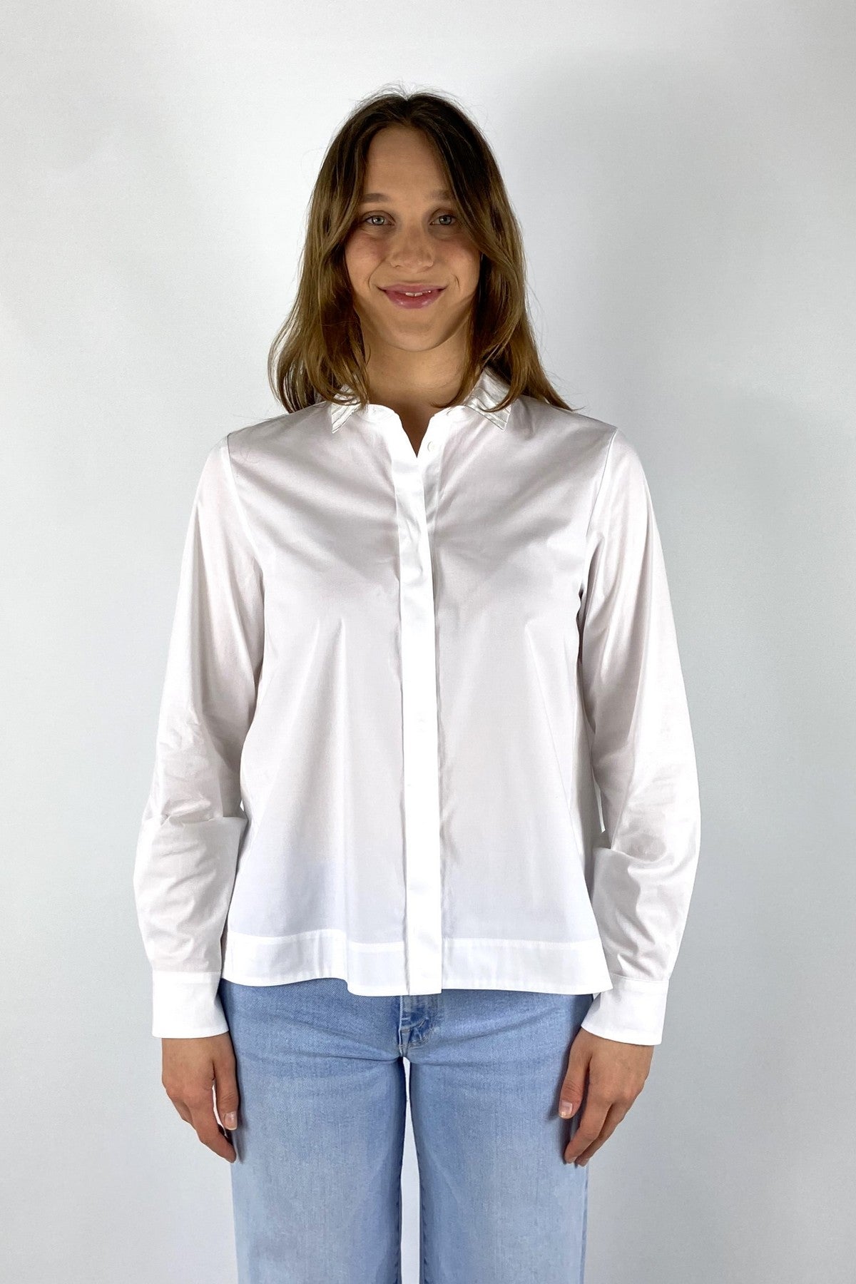 A06841 Peserico witte blouse met poplin voorzijde, stretch jersey achterzijde en punte lace details op de kraag.