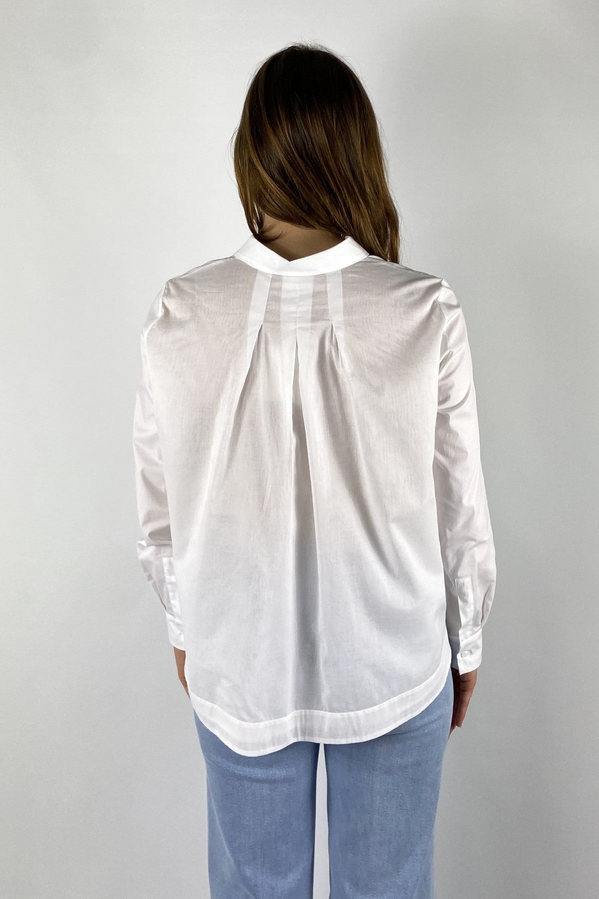 A06841 Peserico witte blouse met poplin voorzijde, stretch jersey achterzijde 