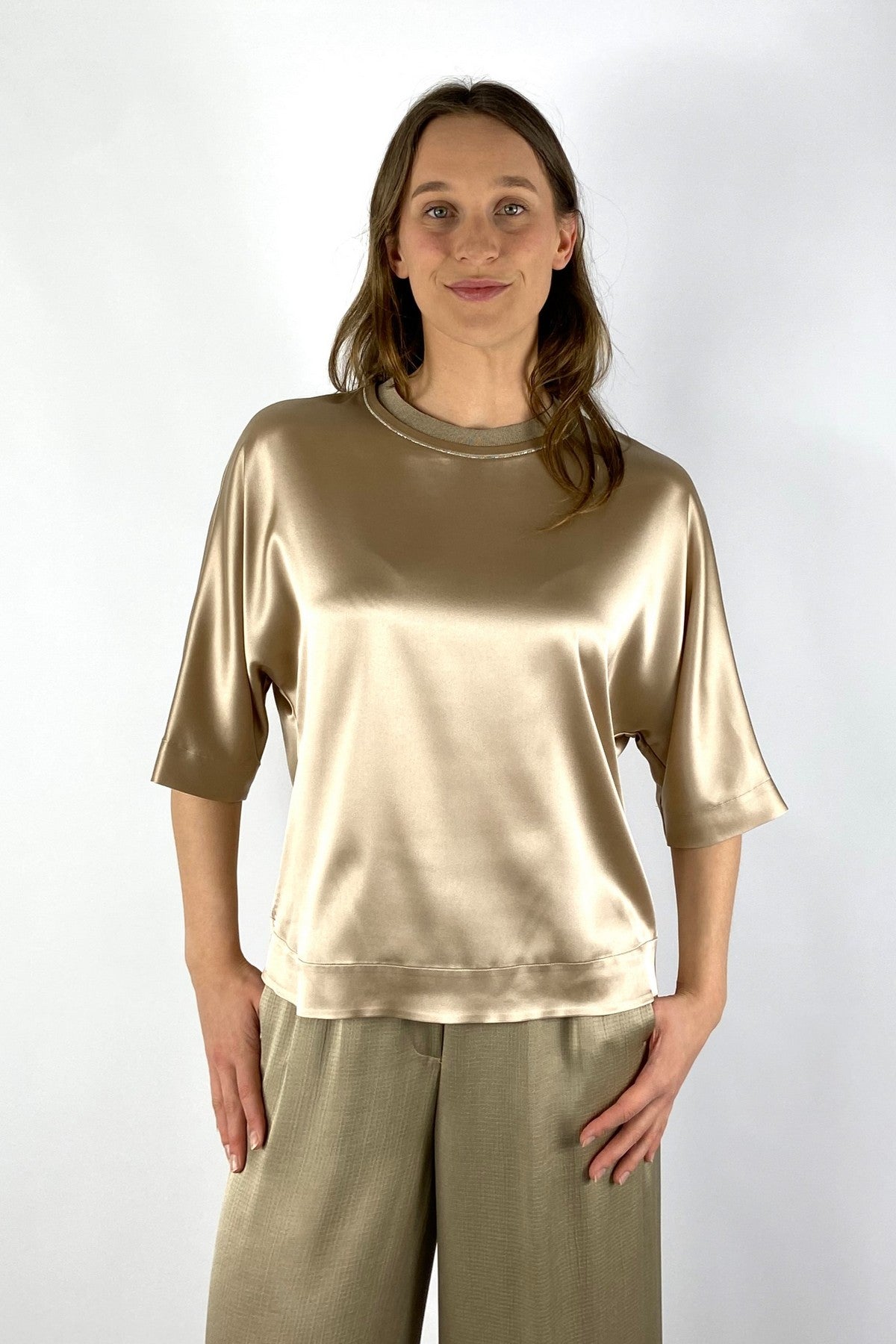 A06871 Peserico brons zijdesatijn shirt met lurex details op de dubbele ronde halslijn en korte kimono-mouwen.