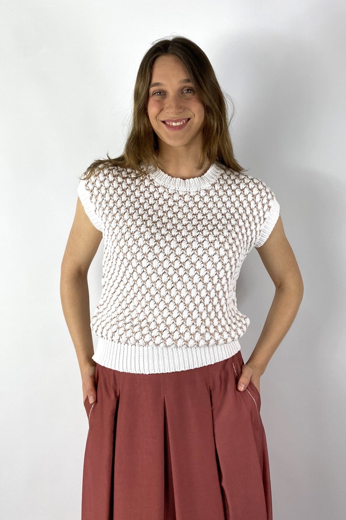 A99034F03 Peserico mouwloze pull met grof ruitpatroon in wit en roze linnen-katoenmix.