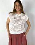 A99034F03 Peserico mouwloze pull met grof ruitpatroon in wit en roze linnen-katoenmix.