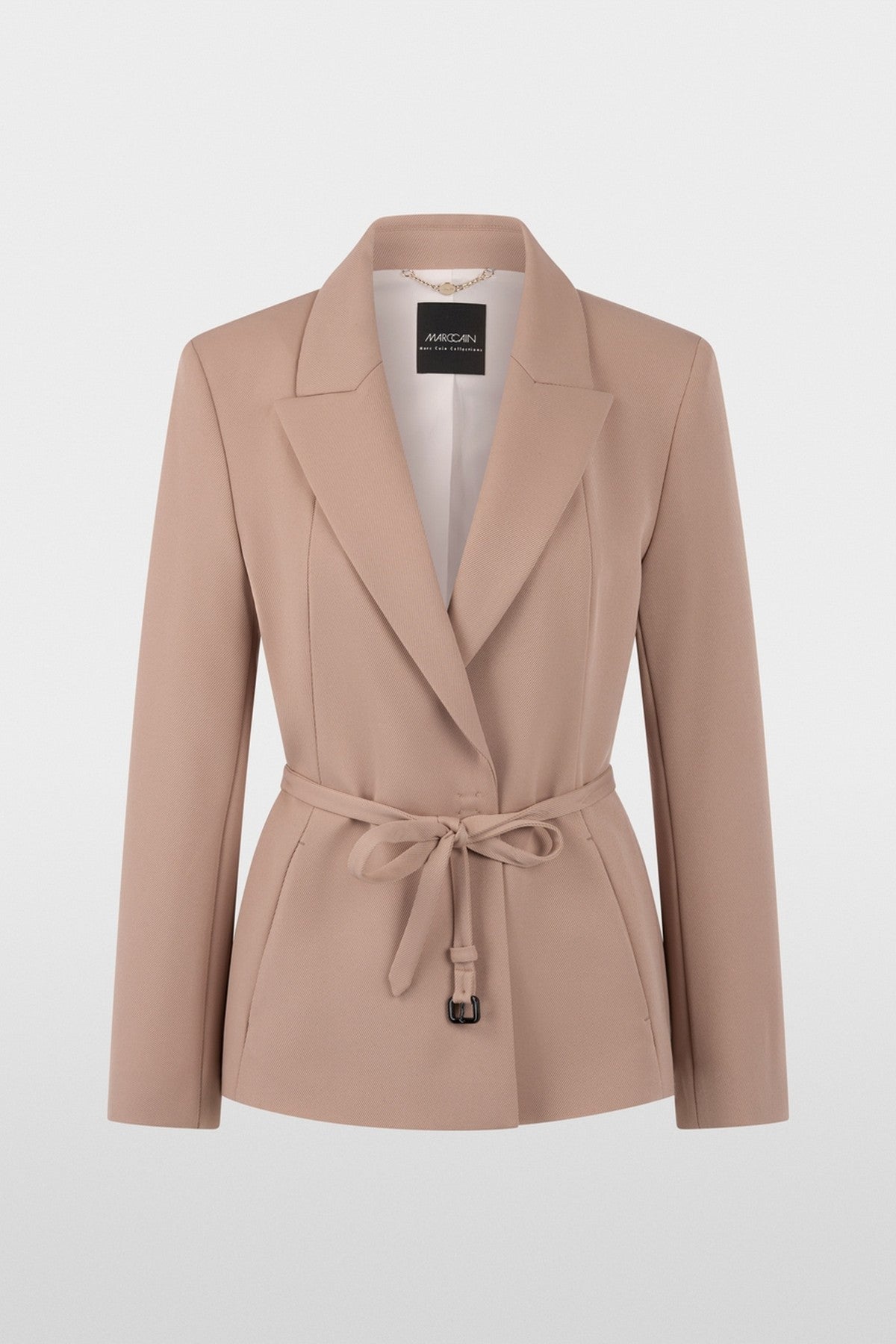 Getailleerde blazer met reverskraag, tailleriem en subtiele steekzakken. Mouwen met split en knoop voor elegante afwerking.