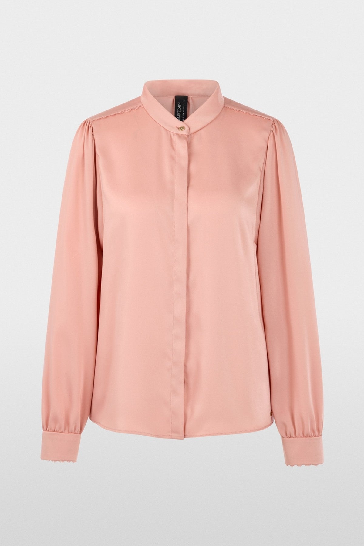 Zacht vallende blouse met opstaande kraag, gouden knoop en kanten details op schouders en manchetten. Elegant en vrouwelijk.