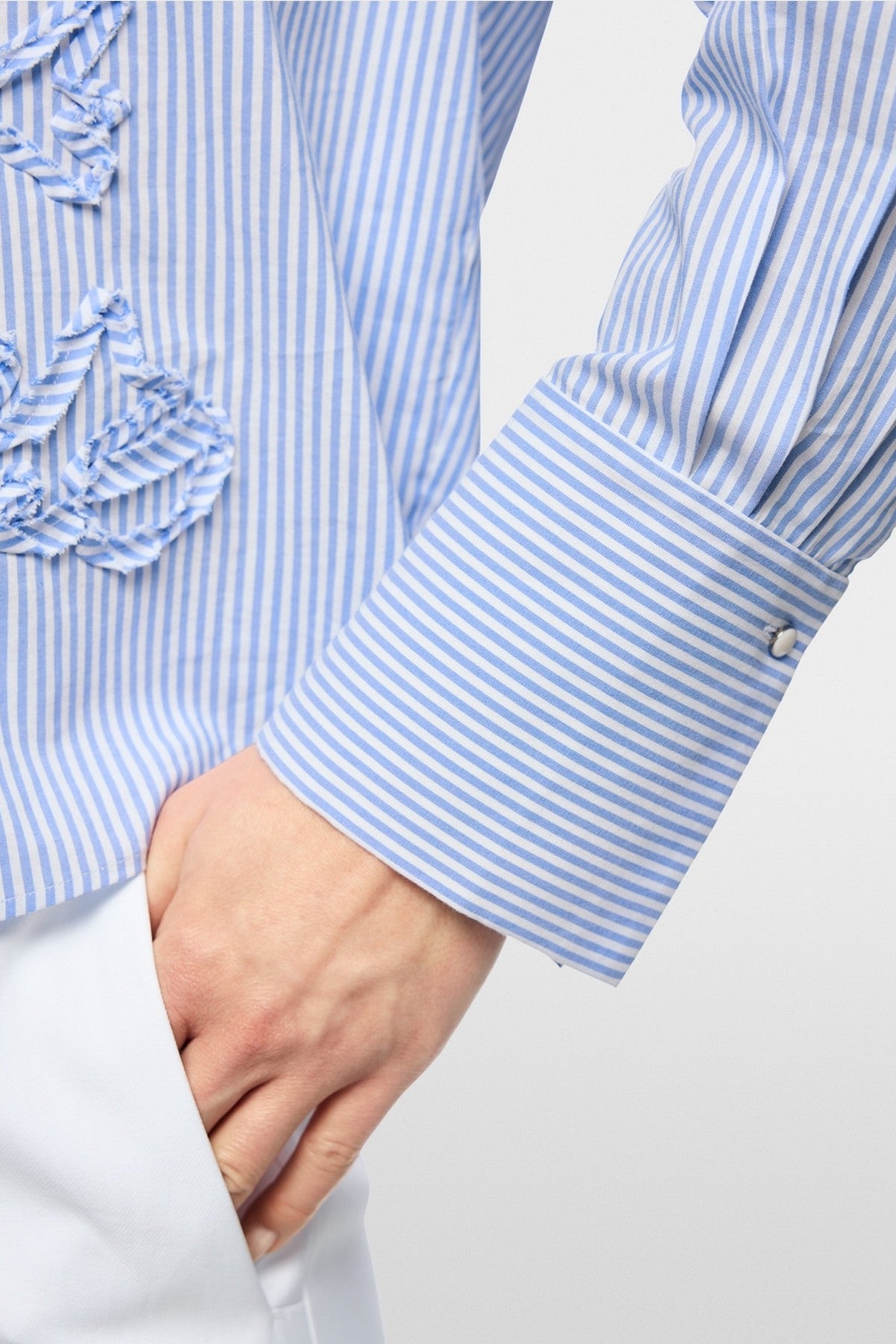 AC 51.27 W59 col 319 Marc Cain blauw-wit gestreepte blouse met verbrede manchetten