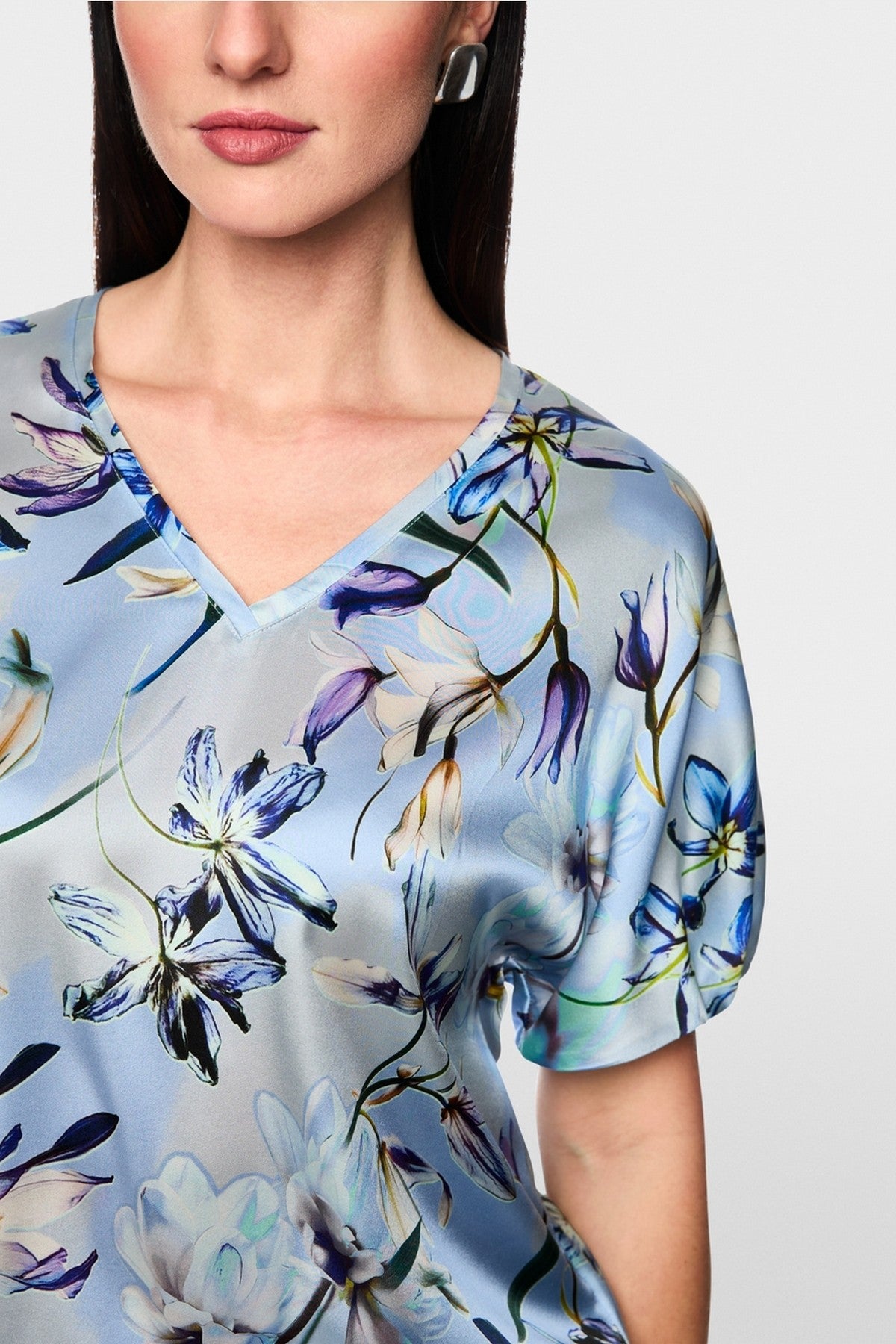 AC 51.36 W36 col 319 Marc Cain shirt van zijde en elastaan met detail van de V-hals en bloemenprint.