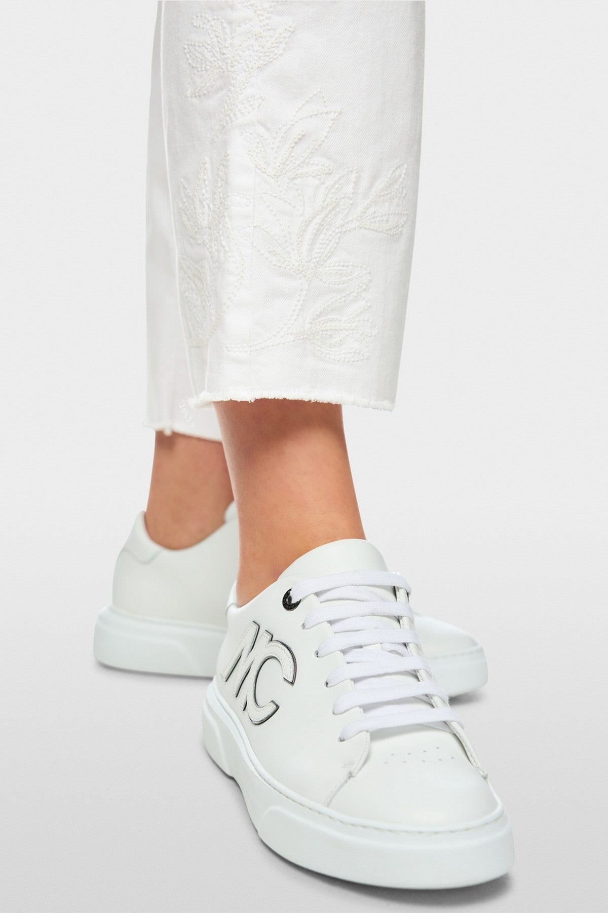 AC 82.26 D64 col 100 Marc Cain witte jeans FORLI met borduursel op de zoom.