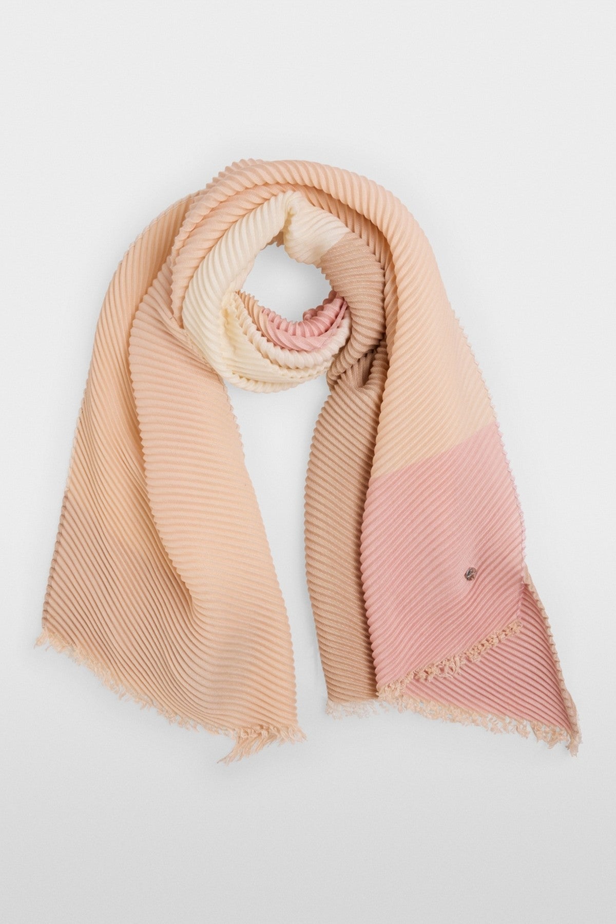 Langwerpige plissésjaal met asymmetrische uiteinden en franjes. Licht en soepel vallend, elegant en vrouwelijk voor neutrale of gelaagde looks.