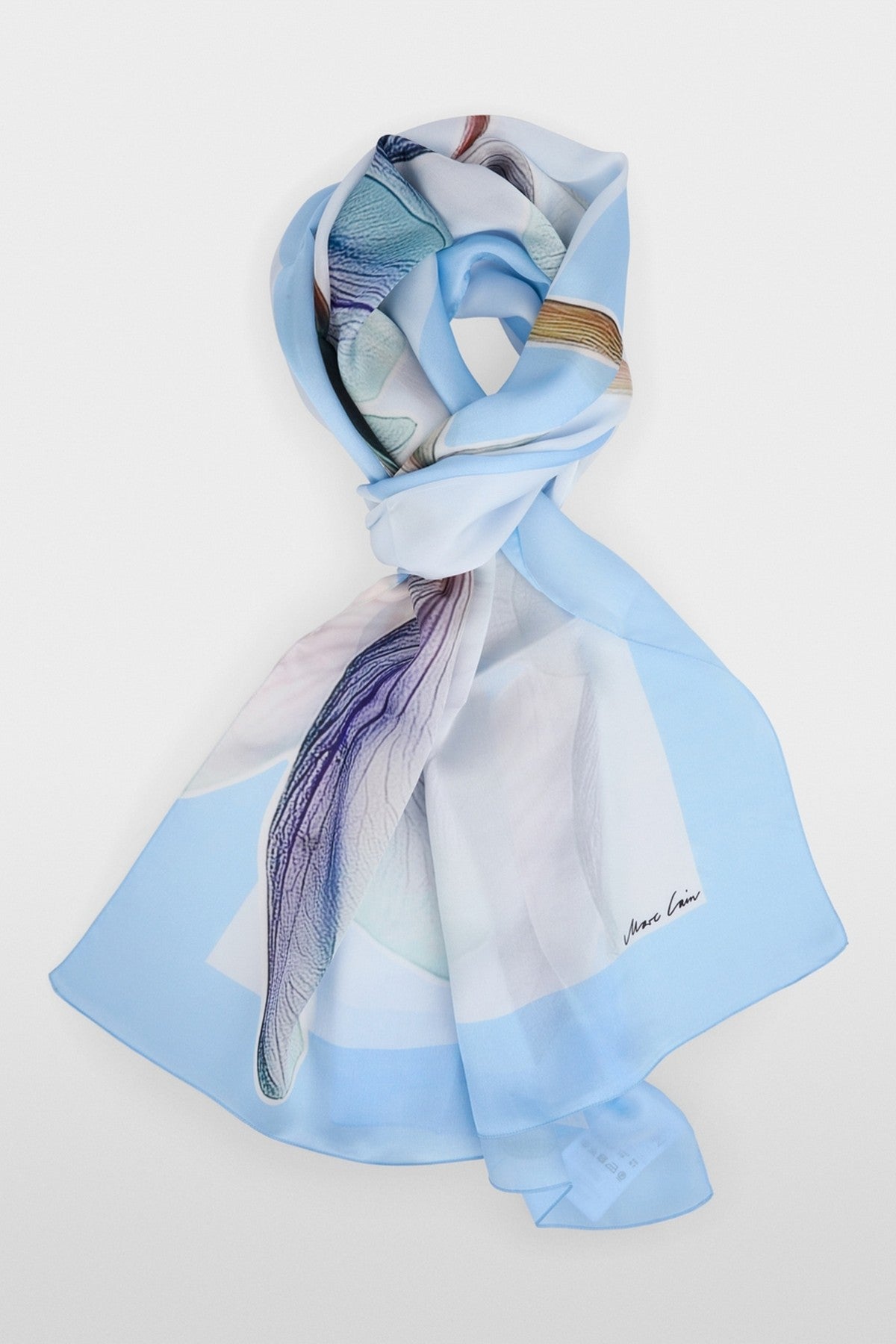 AC B4.15 Z25 col 319 Marc Cain zijden sjaal met lelieprint in magical blue.