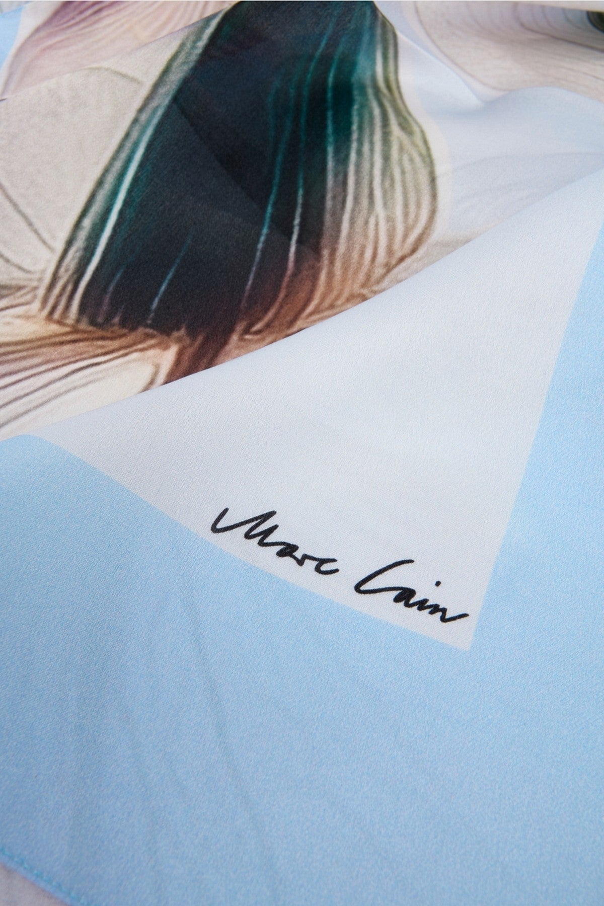 AC B4.15 Z25 col 319 Marc Cain lange blauwe sjaal van 100% zijde met bloemenprint en Marccain logo.