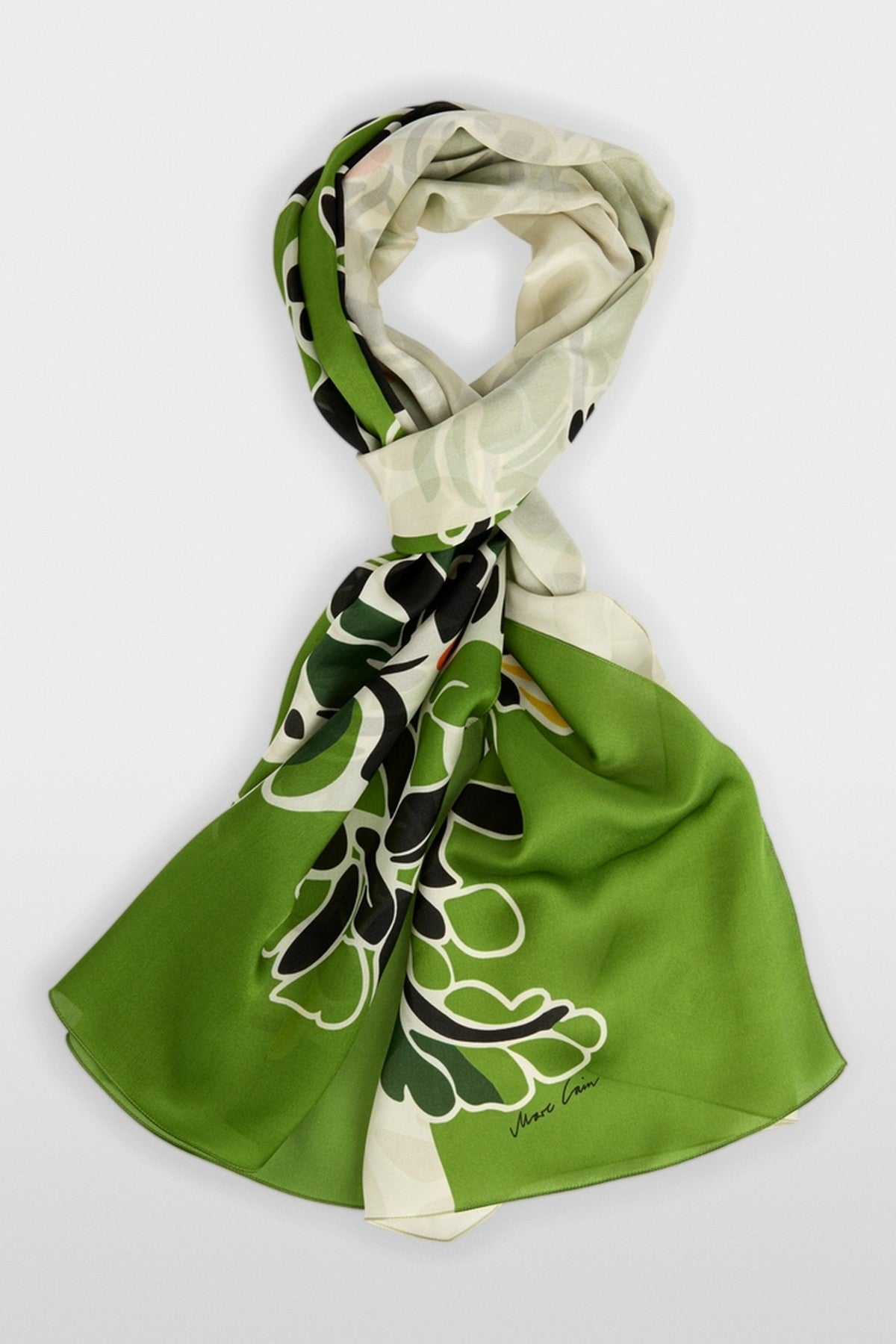 AC B4.15 Z26 Marc Cain zijden sjaal met meerkleurige hibiscusprint en subtiele glans.