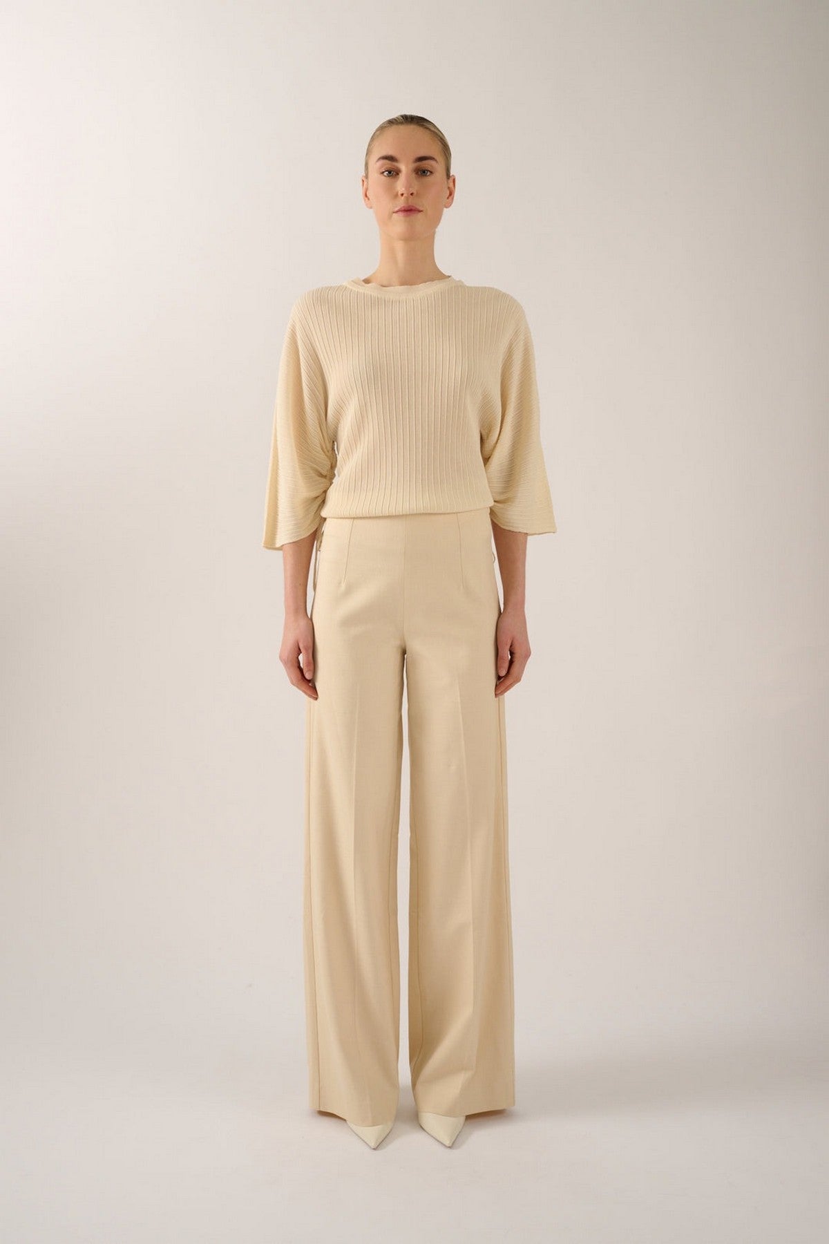 Oscar the Collection Agnes top cream met verticale ribstructuur en gelaagd kraagje.