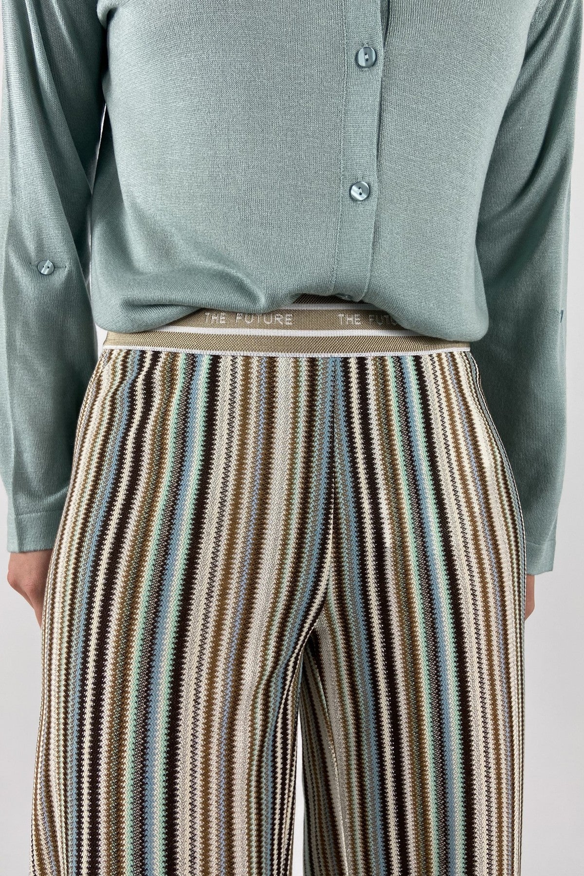 6485-0318-00_862: Detail van de elastische tailleband en de soepele materiaalmix van de grafische Cambio Allison broek.