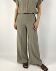 D1701-373-Anneclaire wijde viscose pantalon in de kleur taupe met een soepele valling en steekzakken.