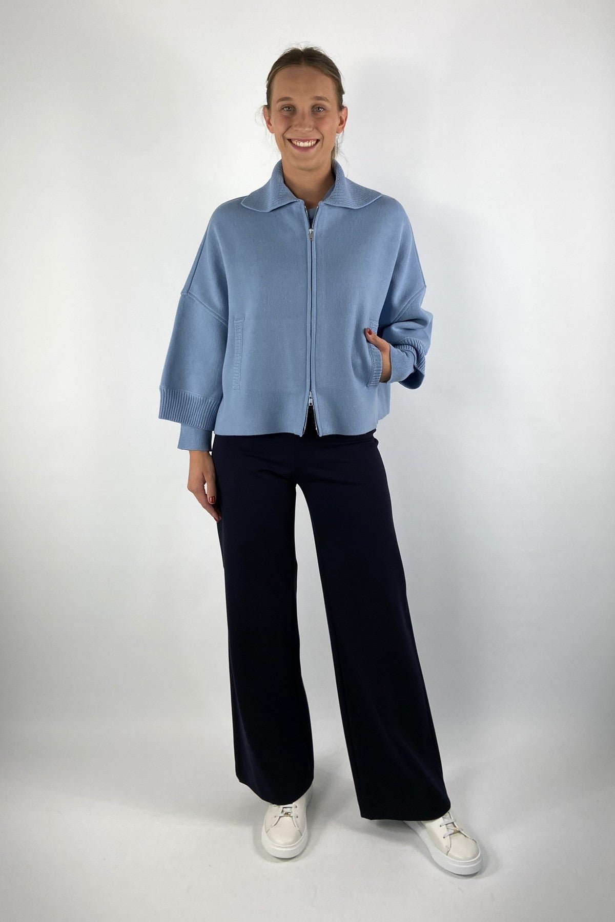 Anneclaire D1822 capevest in Doveblauw met zilverkleurige rits en geribde details