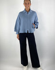 Anneclaire D1822 capevest in Doveblauw met zilverkleurige rits en geribde details