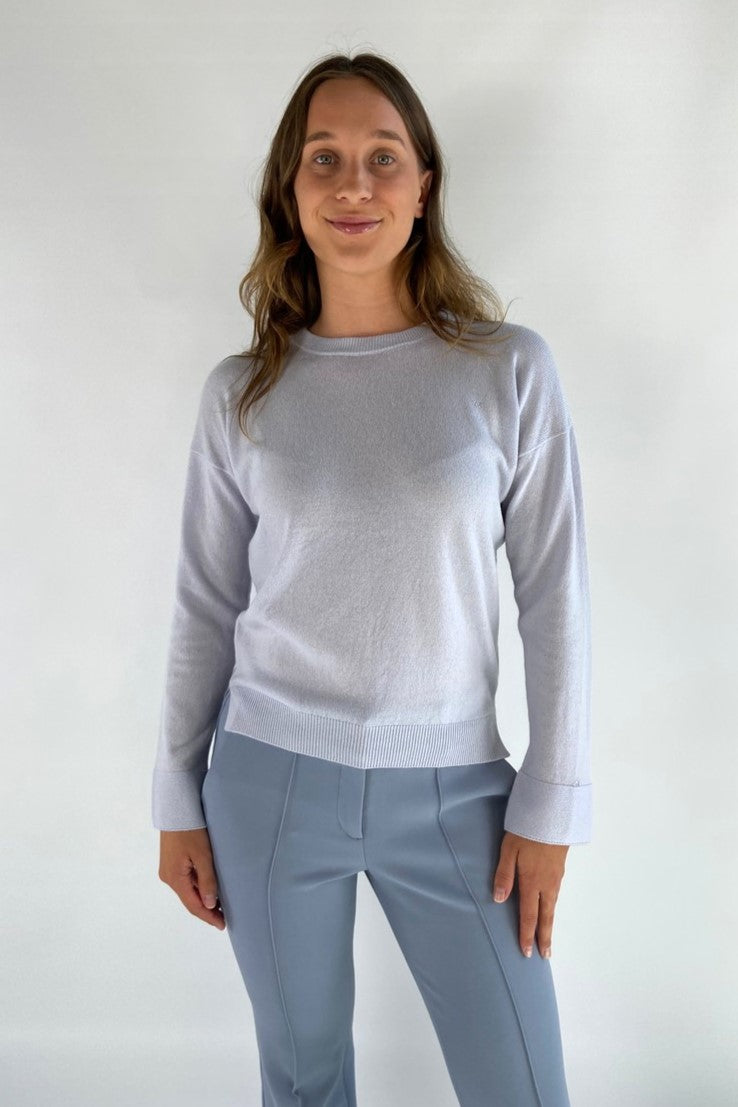 D0812 Anneclaire pull ijsblauw 270 wol cashmere ronde hals met verfijnde details.