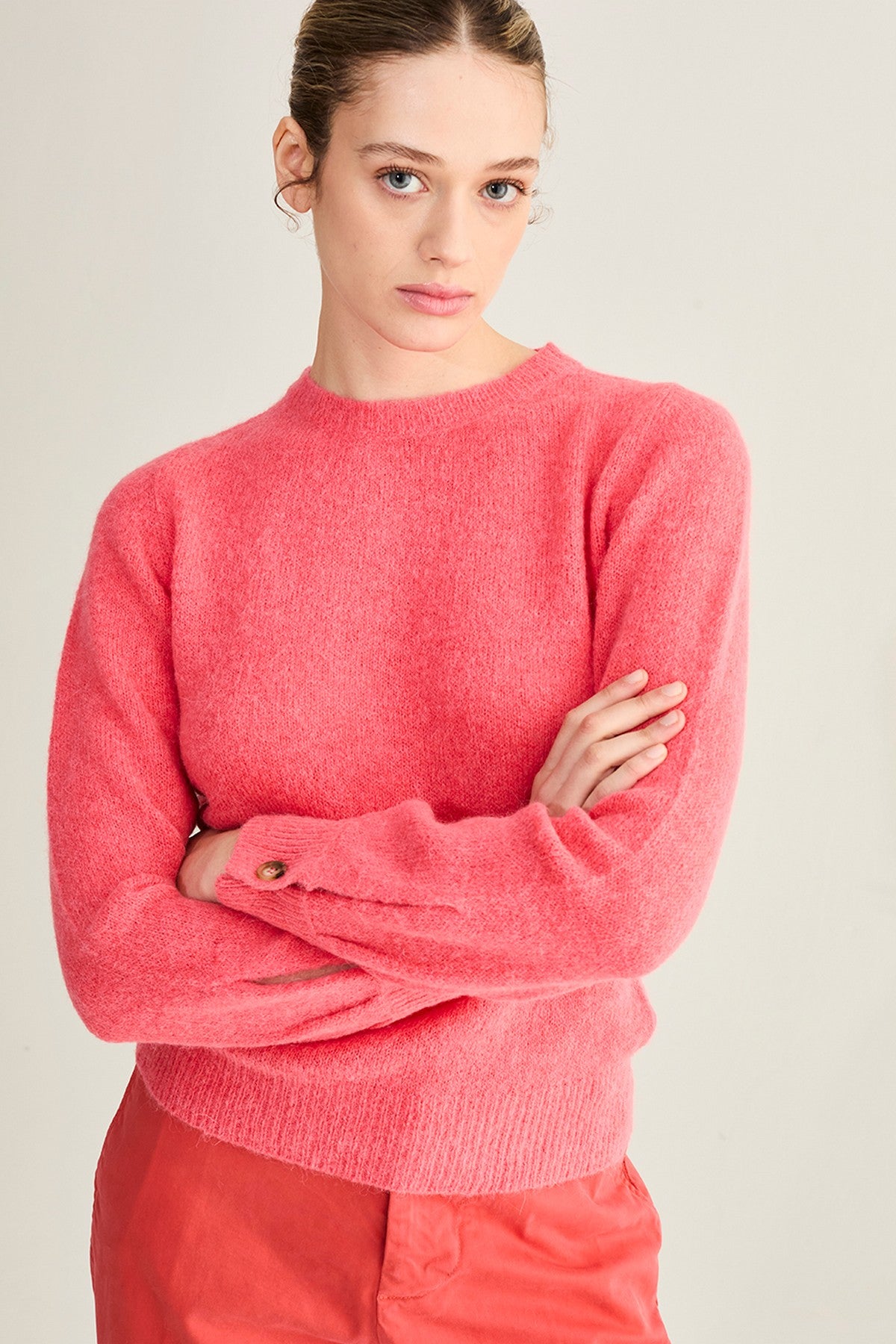 Anneclaire koraal pull in luxe wolmix met alpaca, opstaande hals en lange mouwen. 