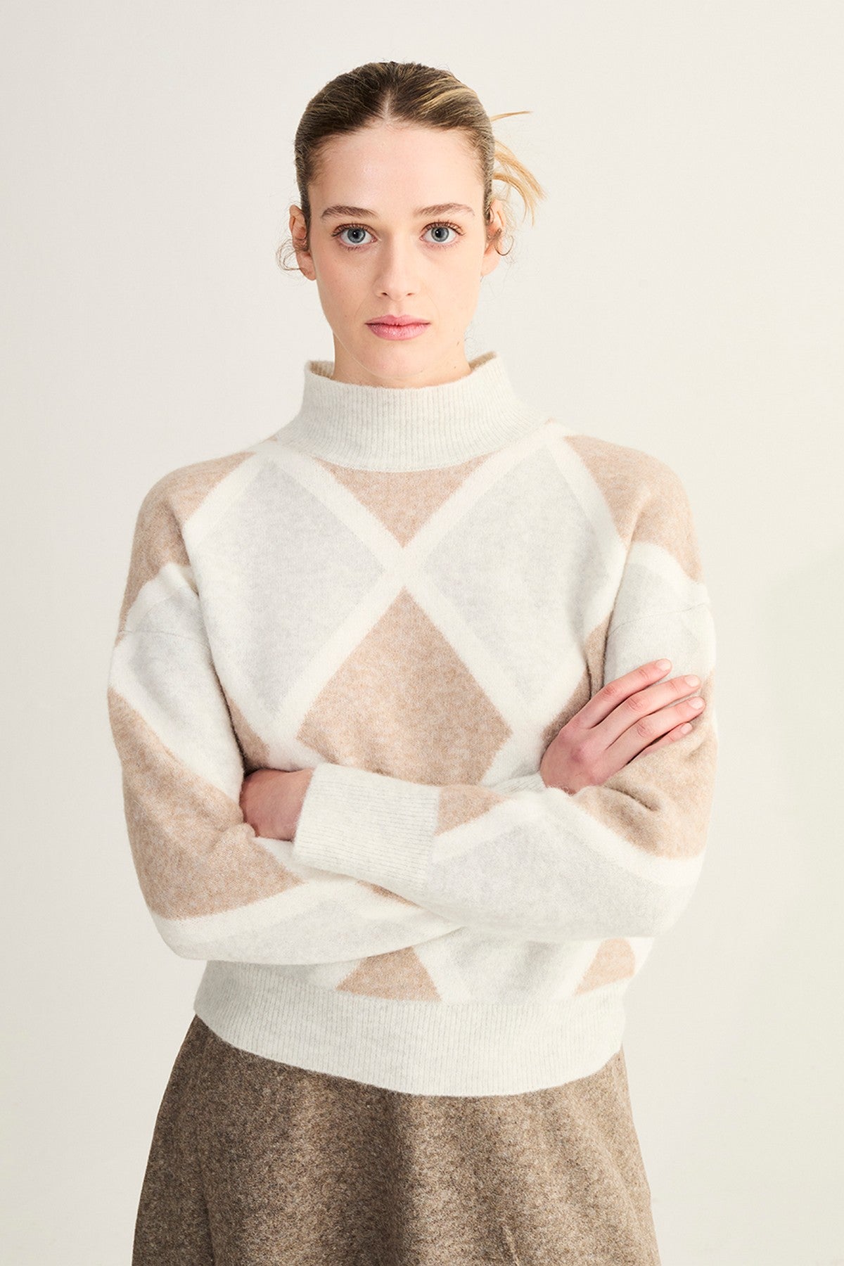 Elegante beige Anneclaire trui met ruitpatroon en colkraag. Zacht, warm en stijlvol.