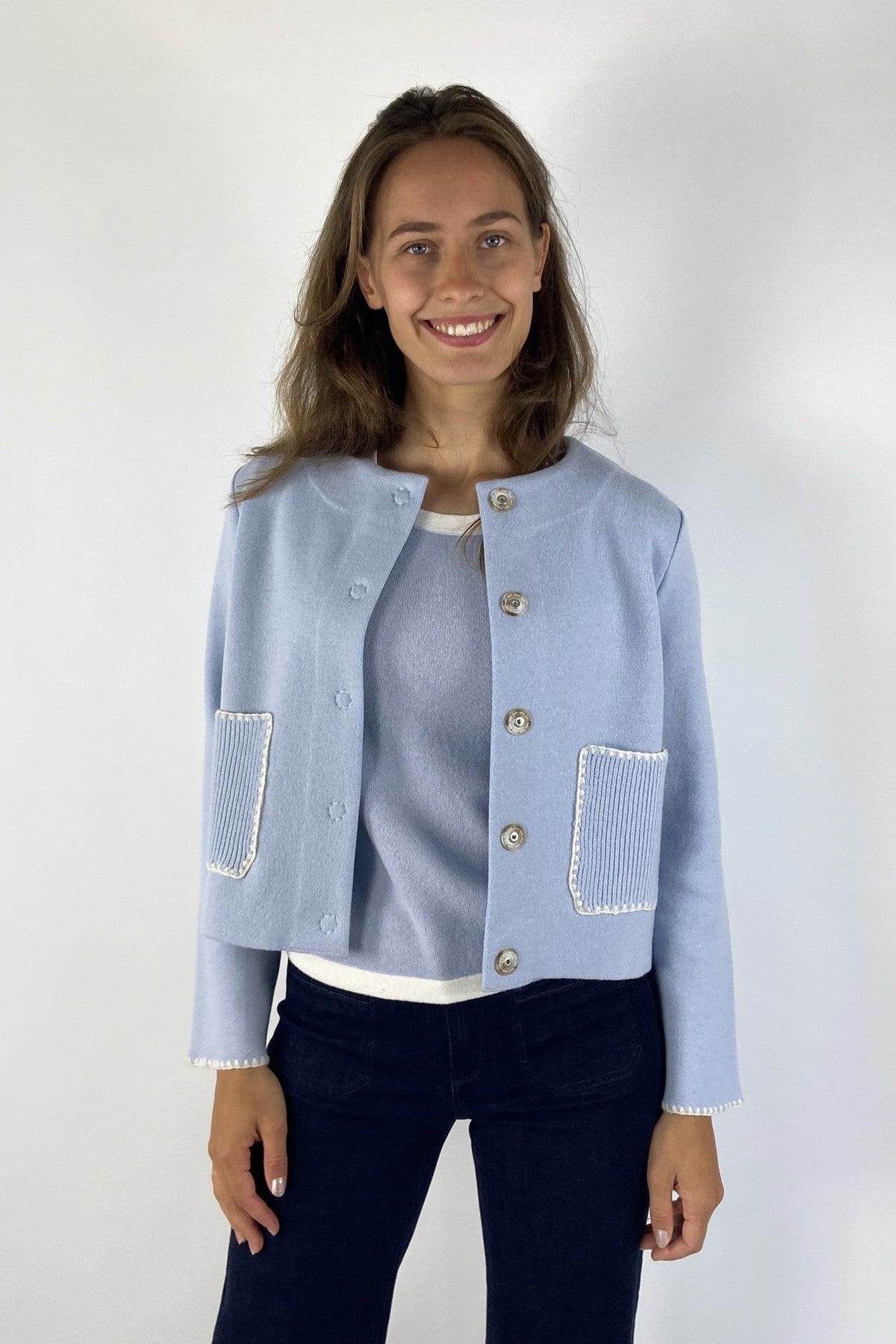 Kort lichtblauw vestje van Anneclaire met 2 opgestikte zakken.