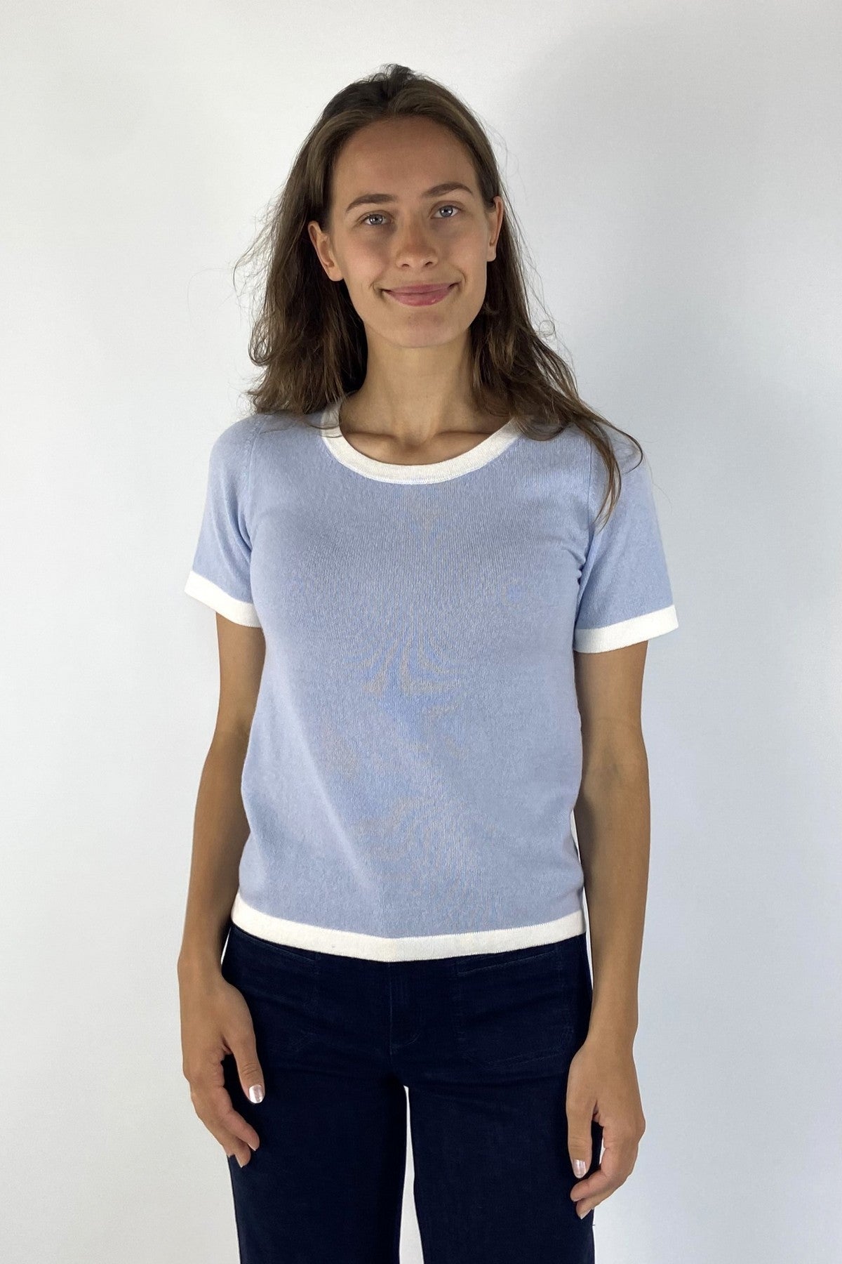 Bicolor truitje met ronde hals en korte mouwen van Anneclaire. De kleuren zijn lichtblauw en ecru.