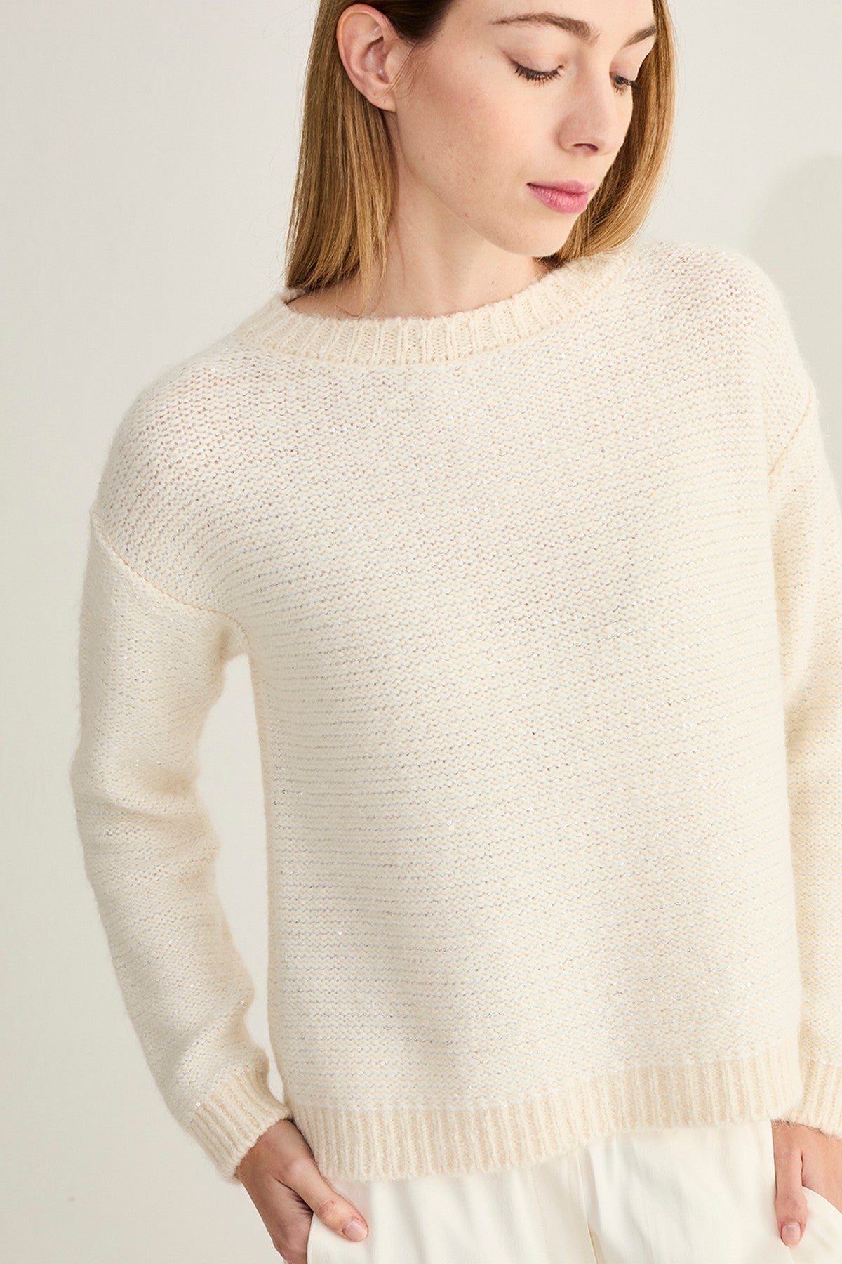 Relaxt truitje van Anneclaire in lichtbeige met averechtse brei.