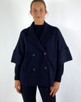 Anneclaire D1890 korte marineblauwe cape-mantel met dubbele knopen en halflange mouwen