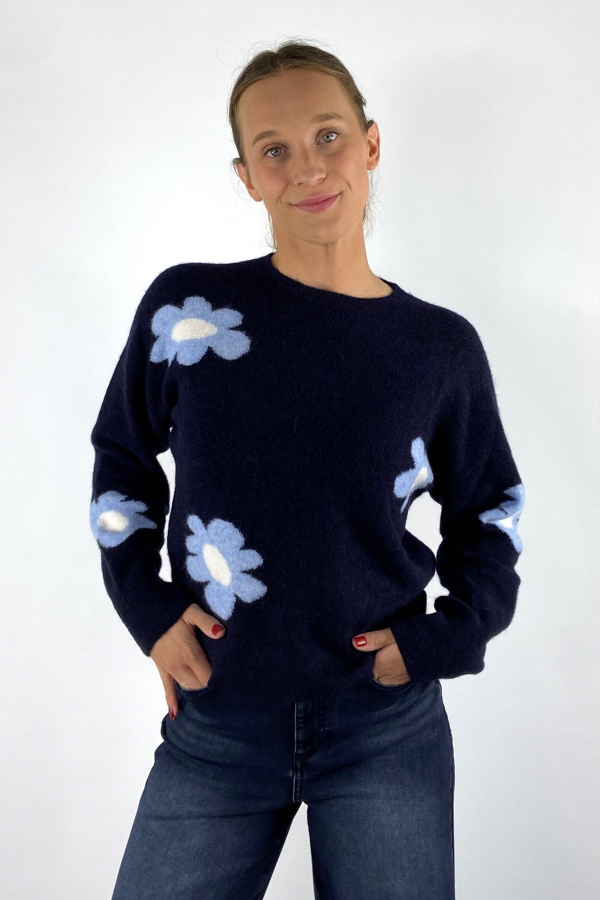 Anneclaire D1805 marineblauwe trui met ecru bloemen, ronde hals en lange mouwen