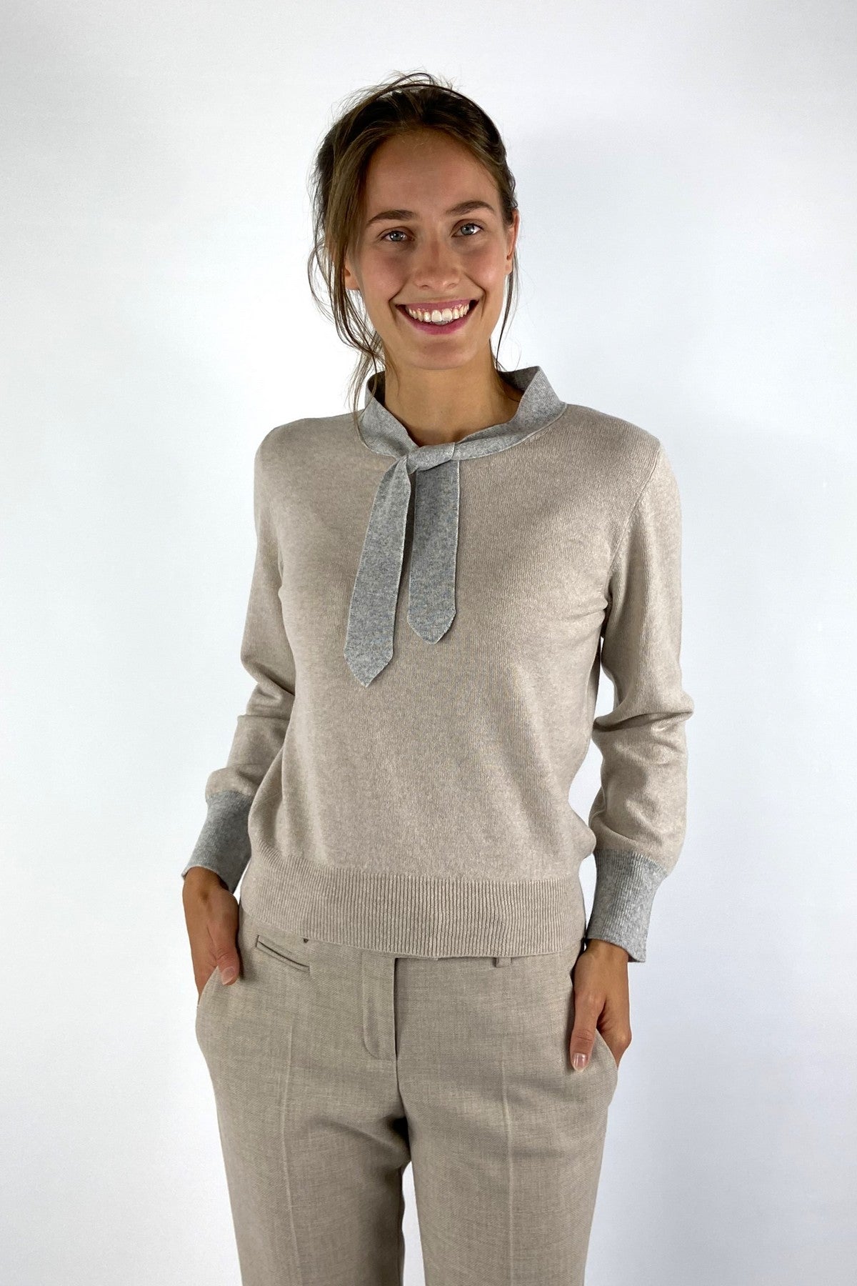 Anneclaire D1869 trui in Grijs Beige met lichtgrijs strikdetail en brede geribde manchetten