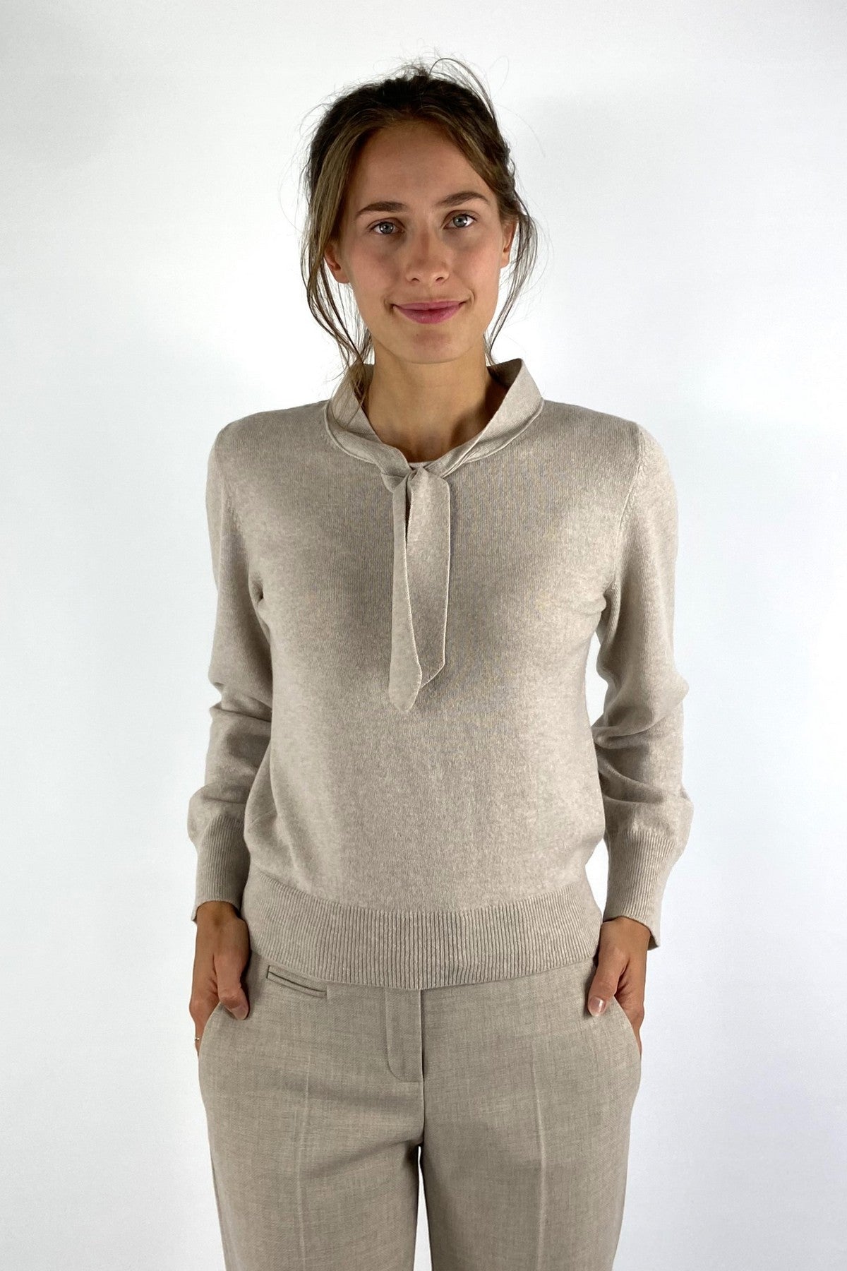 Anneclaire D1851 beige trui van merinowol met ronde hals en subtiel strikdetail