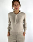 Anneclaire D1851 beige trui van merinowol met ronde hals en subtiel strikdetail