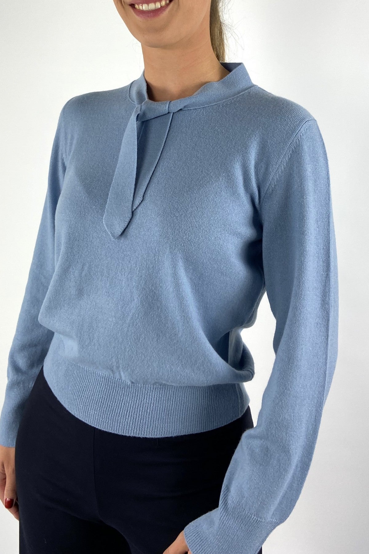 Anneclaire D1851 trui met strikdetail – Doveblauw