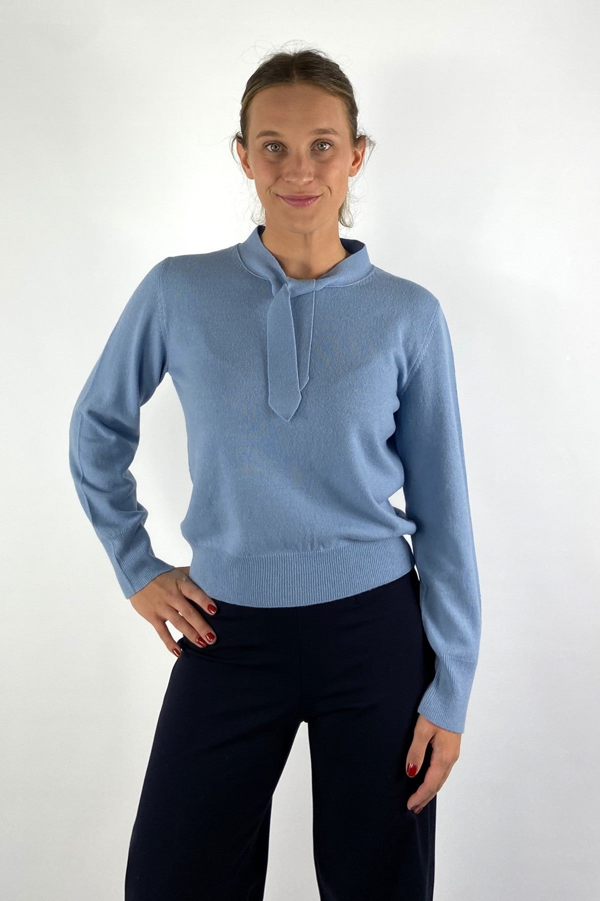 Anneclaire D1851 trui in Doveblauw van merinowol met ronde hals en subtiel strikdetail