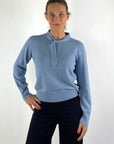 Anneclaire D1851 trui in Doveblauw van merinowol met ronde hals en subtiel strikdetail
