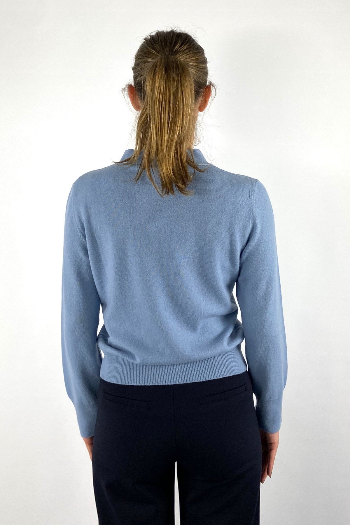 Anneclaire D1851 trui met strikdetail – Doveblauw