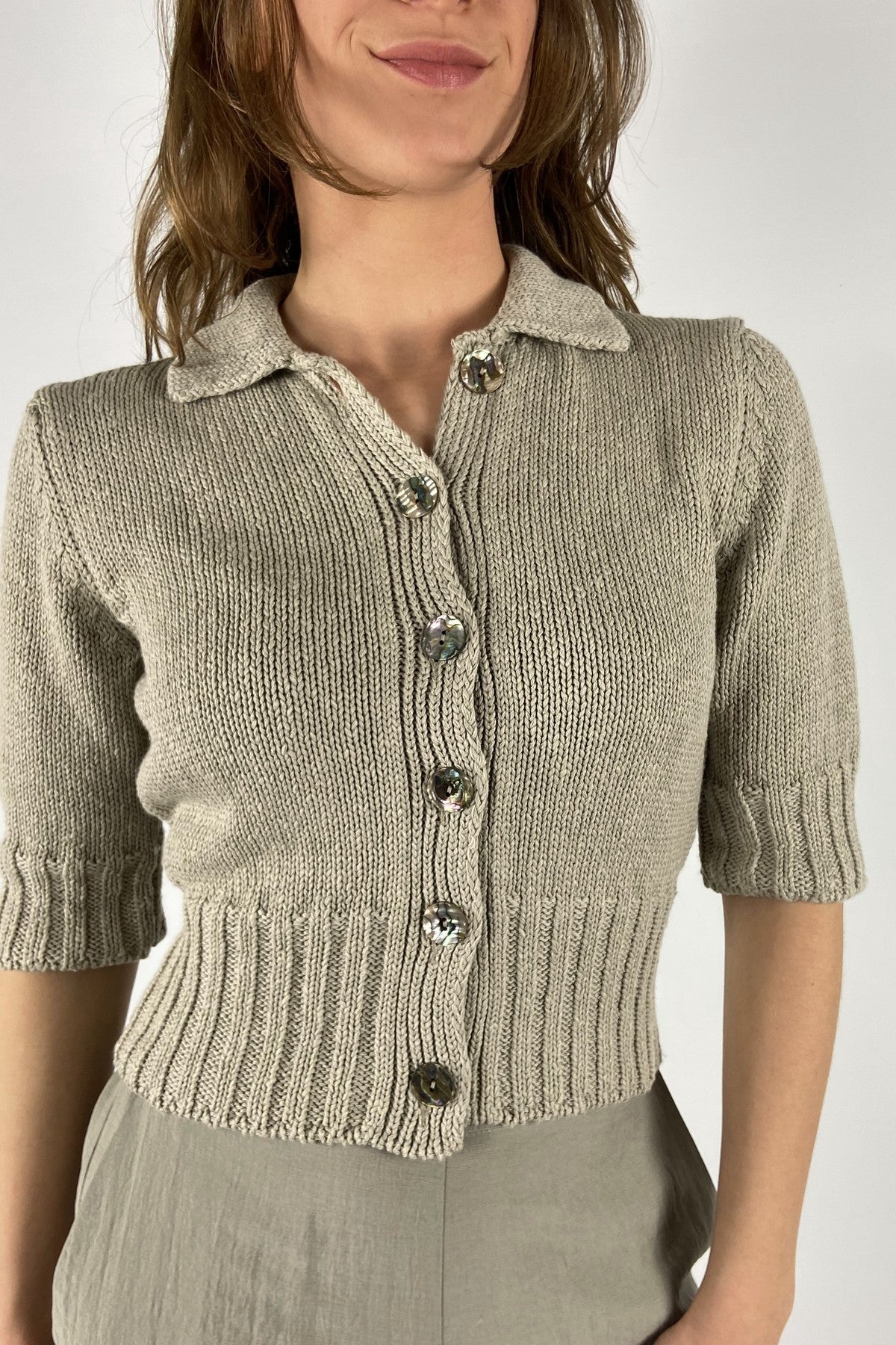 D1605-934-Anneclaire close-up van de grove breistructuur en de natuurlijke katoen-linnen textuur in de kleur taupe. Snelle levering in NL, BE en DE.