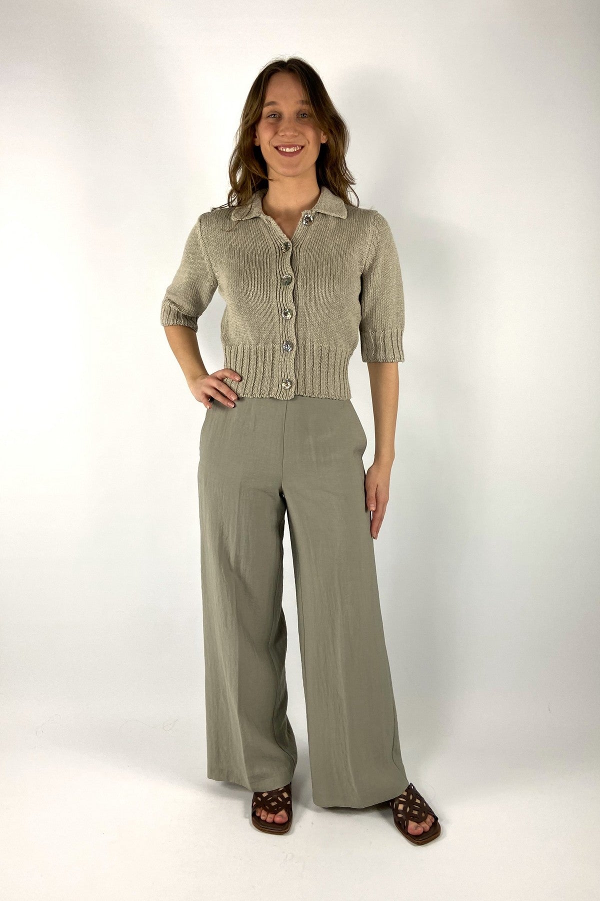 D1605-934-Anneclaire grof gebreid vest in taupe van katoen en linnen met een stijlvolle knoopsluiting.