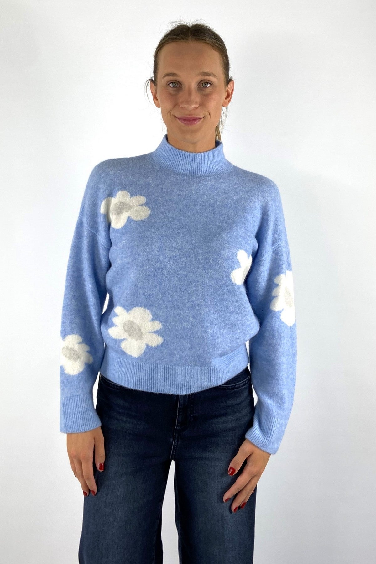Anneclaire D1806 lichtblauwe trui met ecru bloemen, opstaande kraag en lange mouwen
