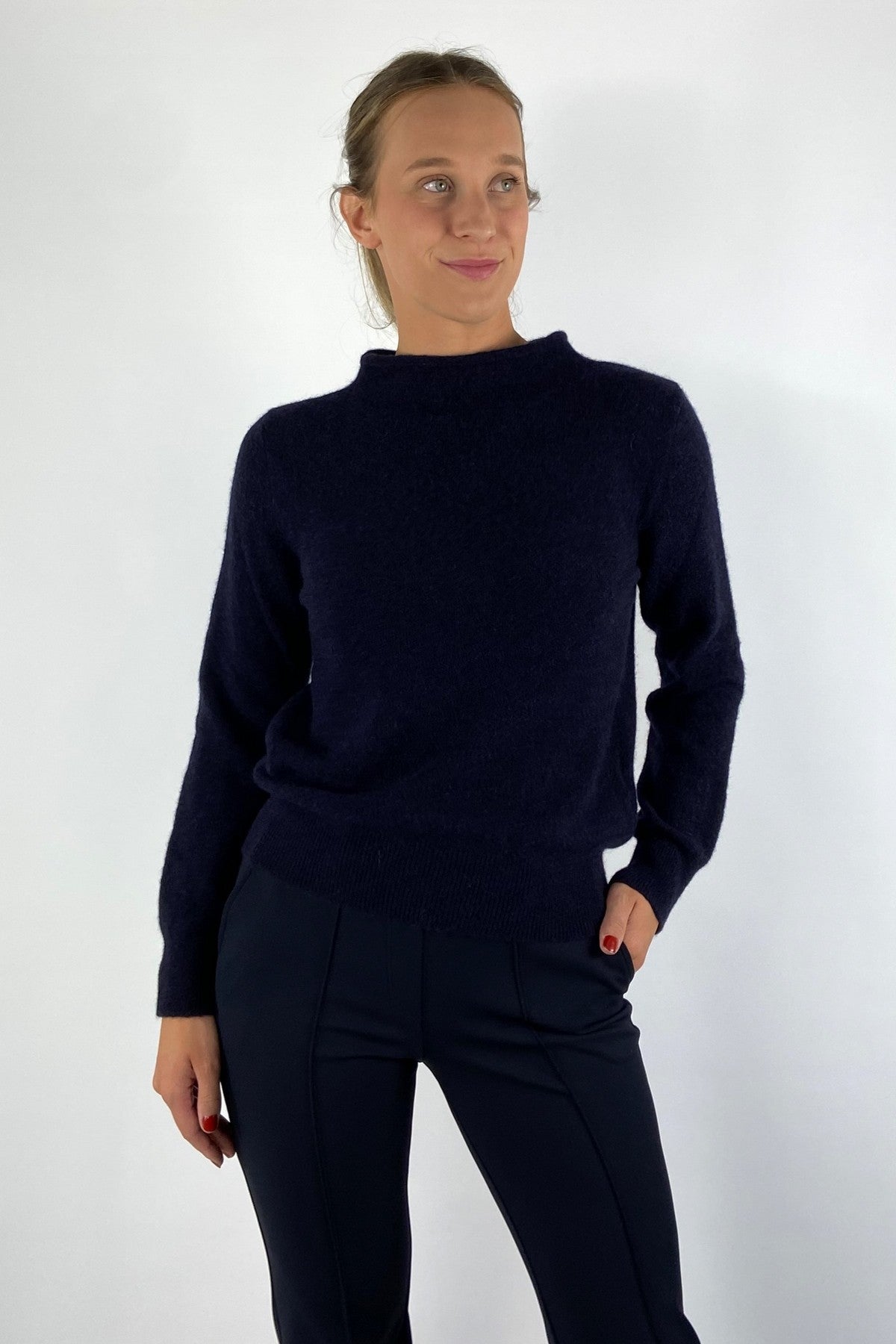 Anneclaire D1794 marineblauwe trui met opstaande kraag van wol en alpaca