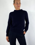 Anneclaire D1794 marineblauwe trui met opstaande kraag van wol en alpaca